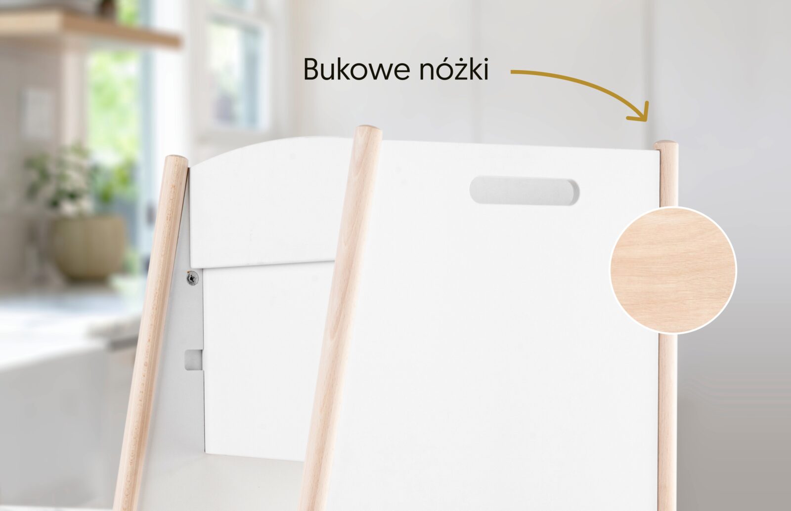 „Zbliżenie na bukowe nóżki w kitchen helperze Mlumo biały”