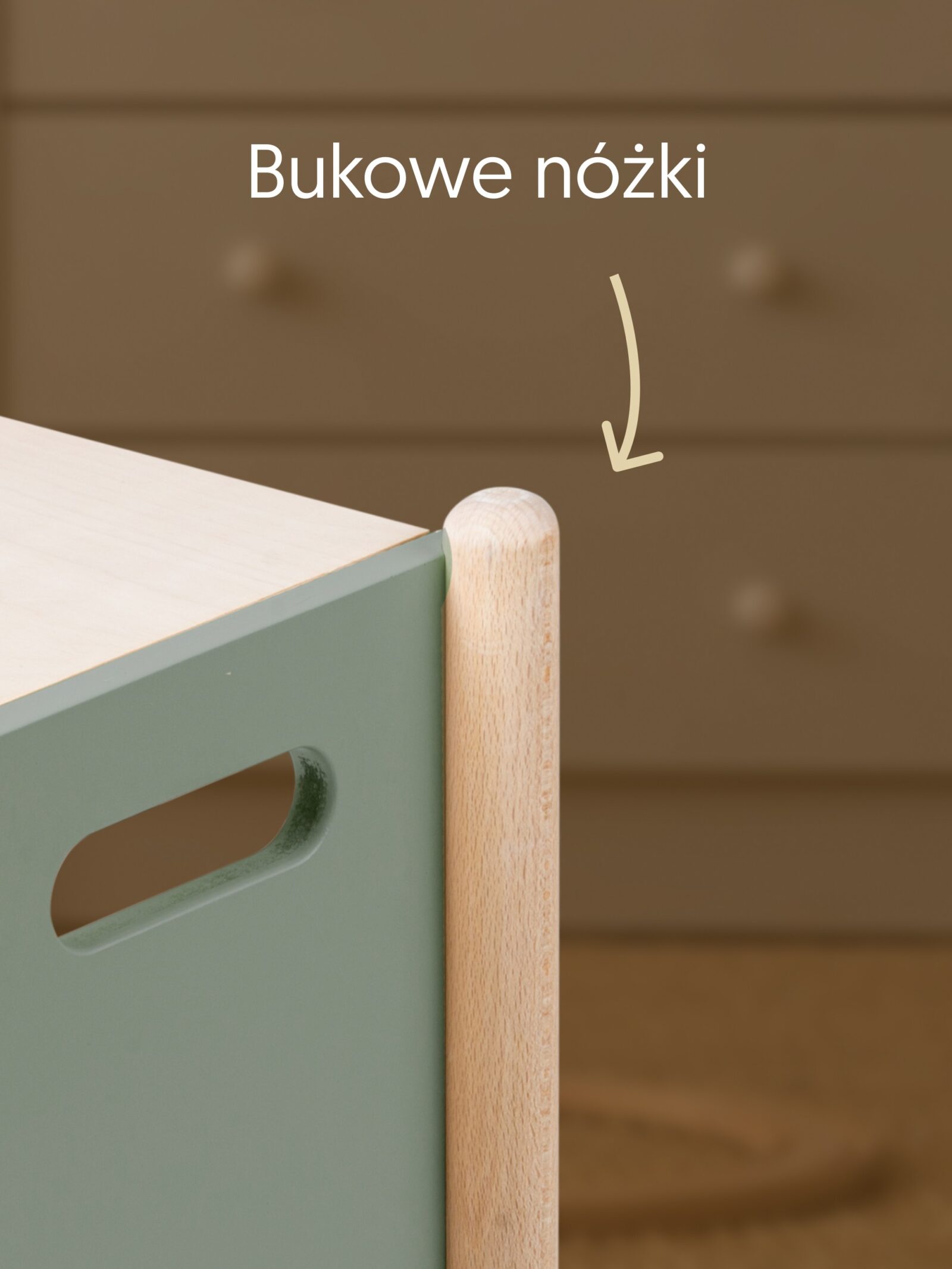„Zbliżenie na drewniane bukowe nóżki stołka Mlumo oliwkowego.”