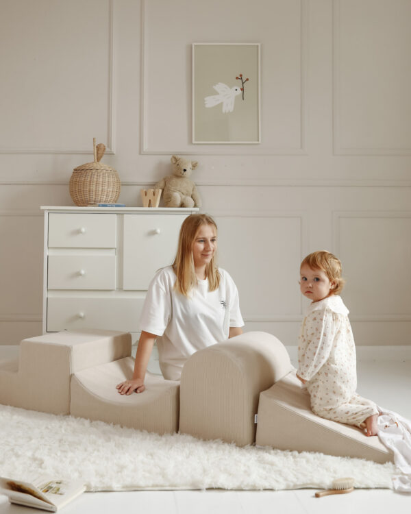 Piankowy plac zabaw Alto + basen z kulkami Cream – wspólna zabawa.
