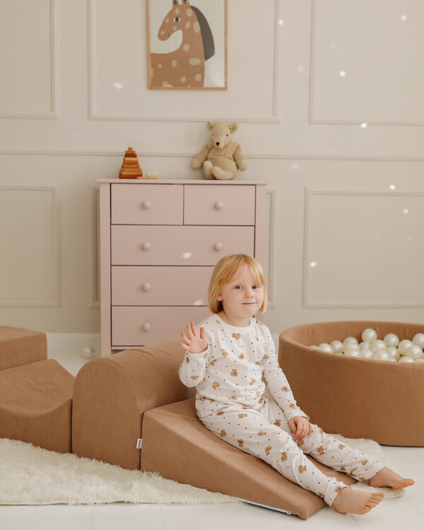 Piankowy plac zabaw Alto + basen z kulkami Mocha – wspólna zabawa.