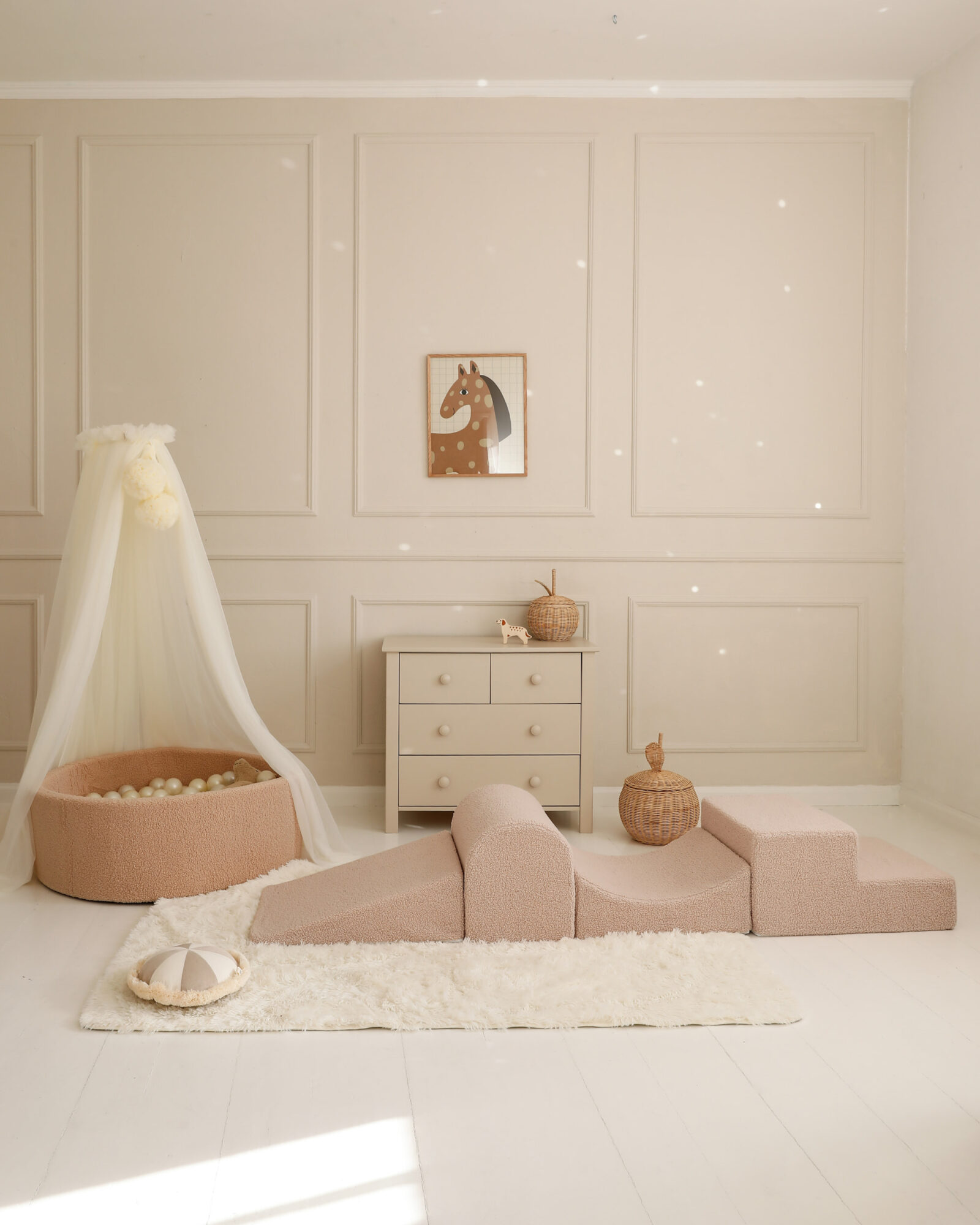 Piankowy plac zabaw Alto + basen z kulkami Teddy Latte – dodatkowe ujęcie.