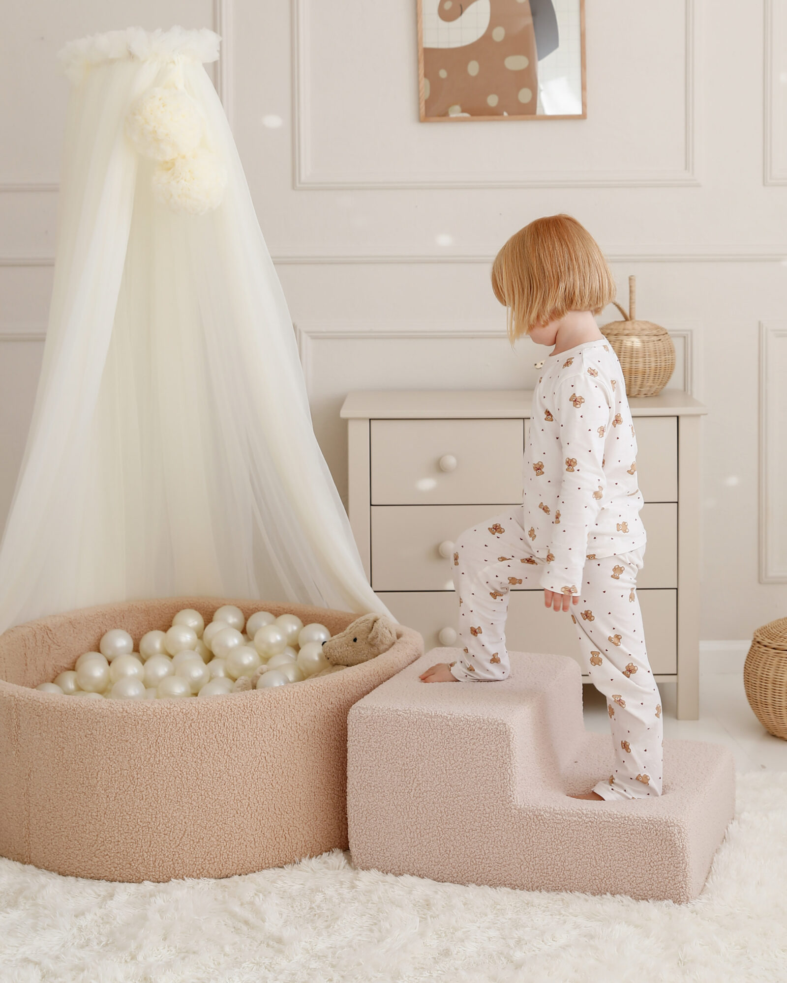 Piankowy plac zabaw Alto + basen z kulkami Teddy Latte – wspólna zabawa.