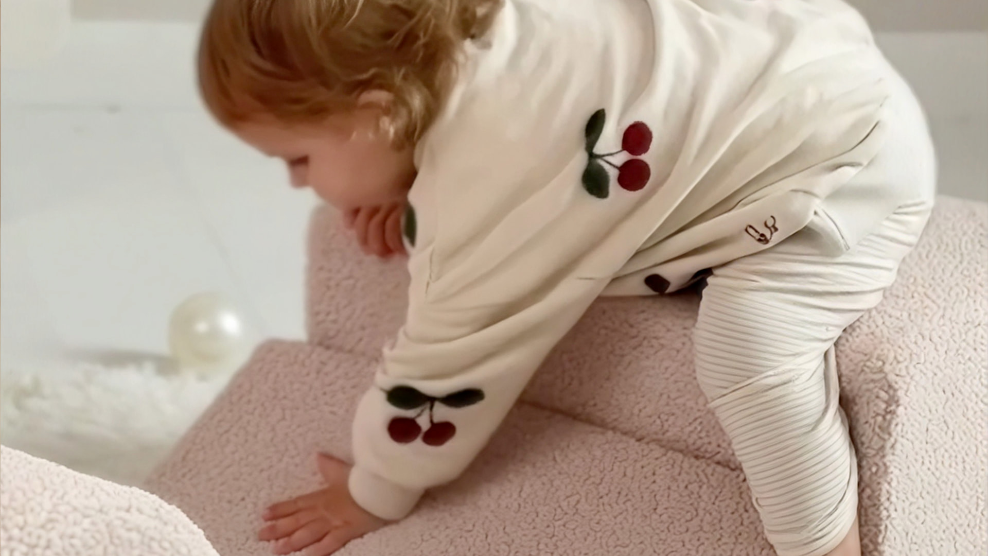 Piankowy plac zabaw Alto + basen z kulkami Teddy Latte – miejsce do zabawy.