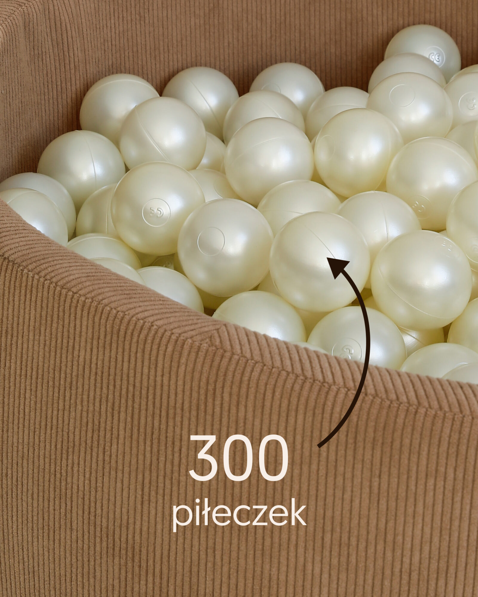 Zbliżenie białych piłeczek w basenie mocha z napisem „300 piłeczek”.