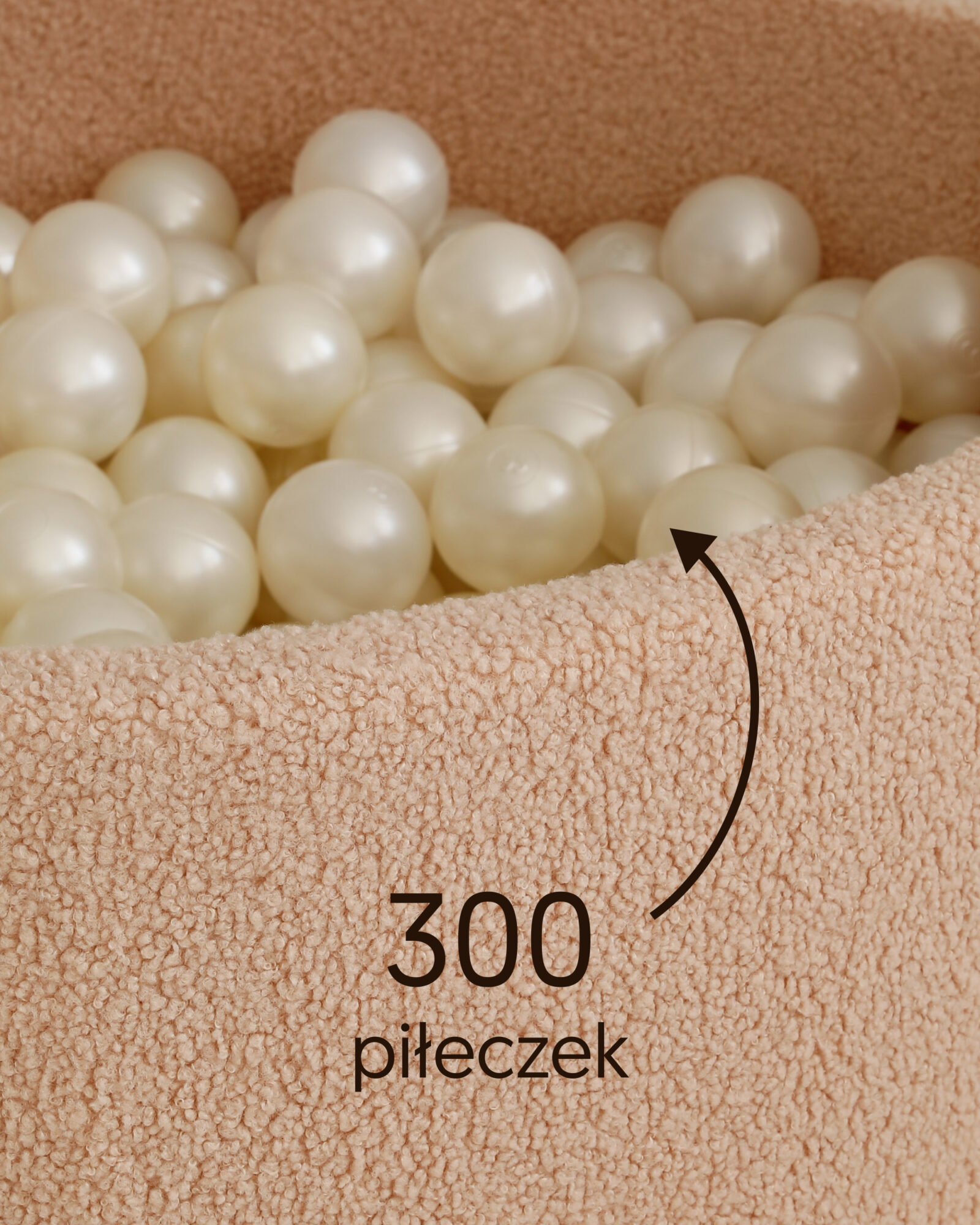 Zbliżenie białych piłeczek w basenie teddy latte z napisem „300 piłeczek”.