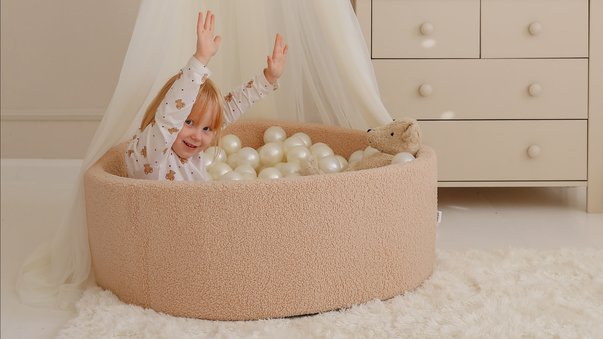 Suchy basen z kulkami Teddy Latte – chwytanie i odkrywanie.