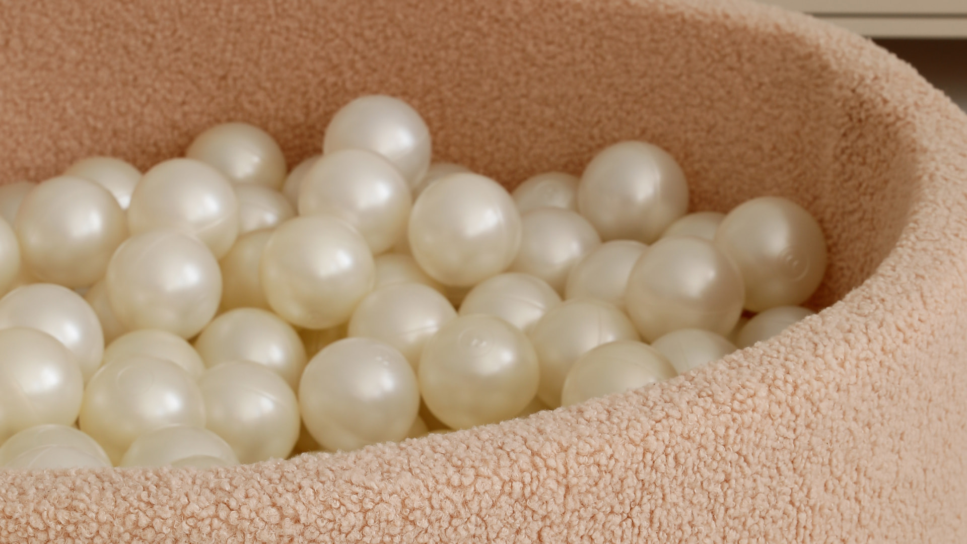 Suchy basen z kulkami Teddy Latte – miejsce do zabawy.