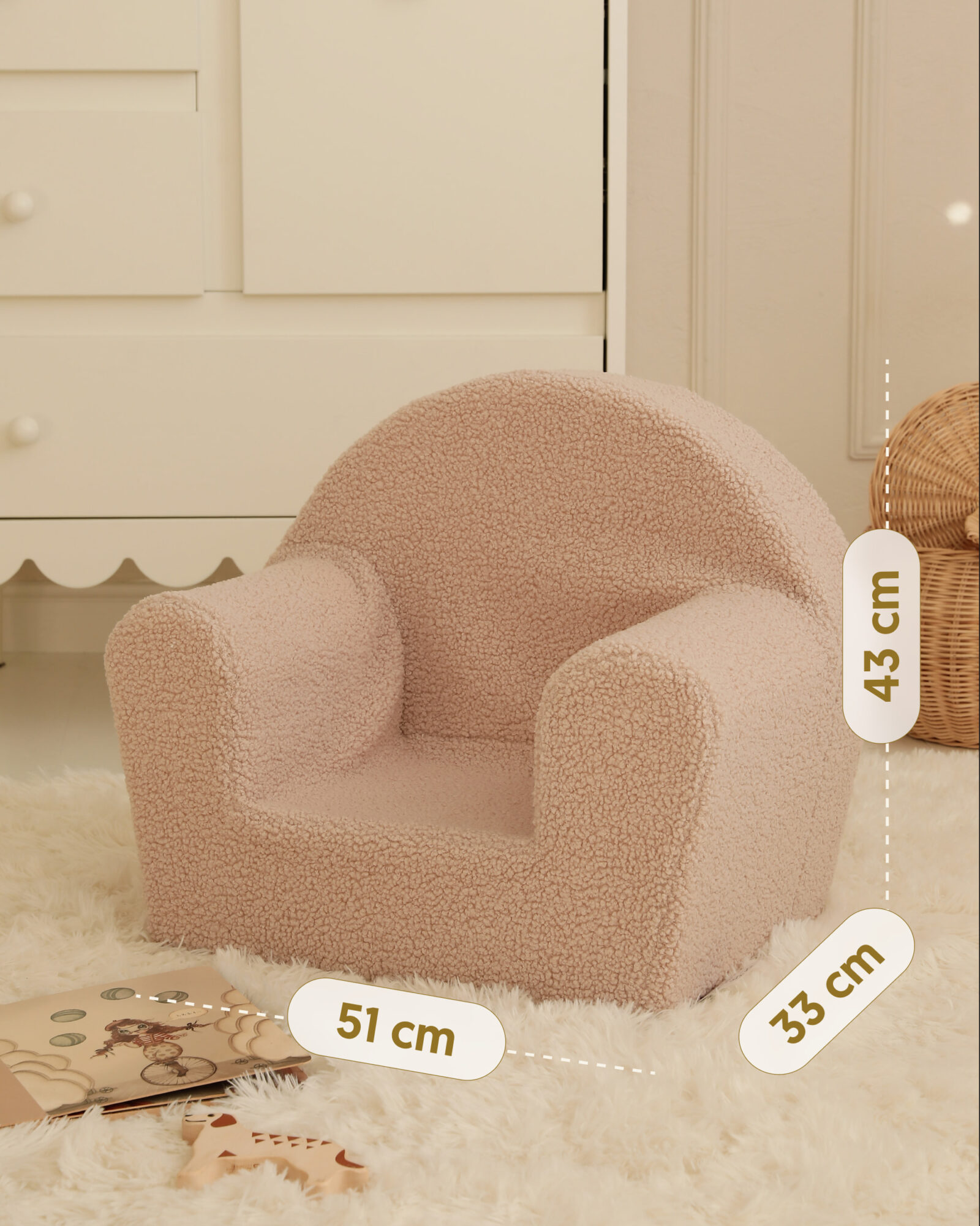 Fotelik Teddy Latte z oznaczeniami wymiarów: szerokość 51 cm, wysokość 43 cm i głębokość 33 cm.