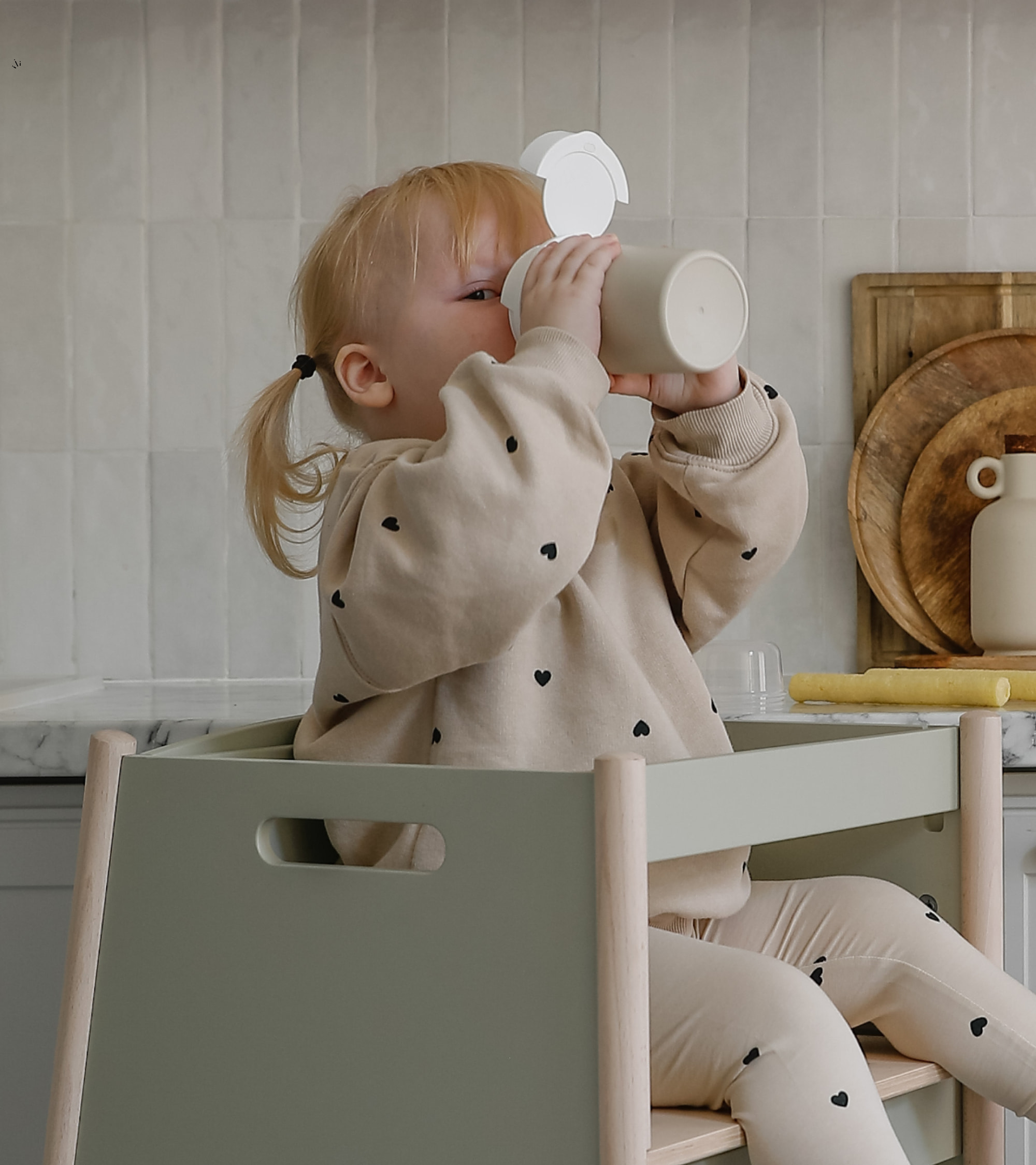 Dziecko je posiłek w Kitchen Helperze Mlumo używanym jako siedzisko.