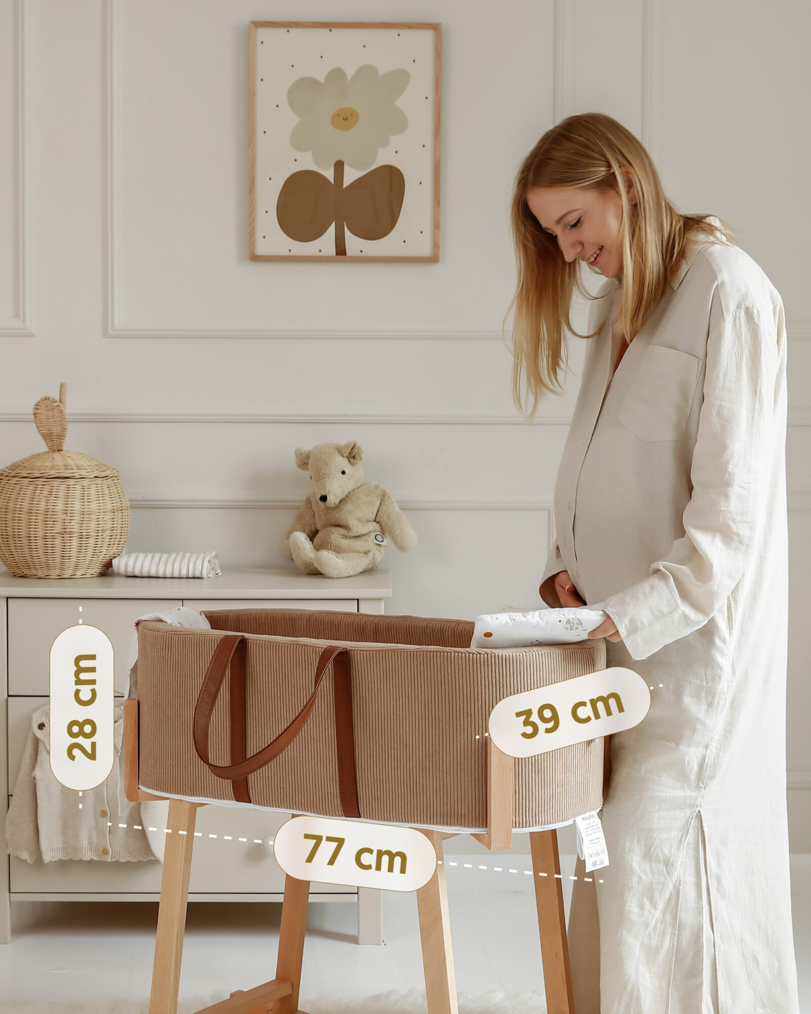 Kosz Mojżesza na drewnianym stojaku z oznaczeniami długości 77 cm, szerokości 39 cm i wysokości 28 cm samego Kosza. Wariant Mocha.