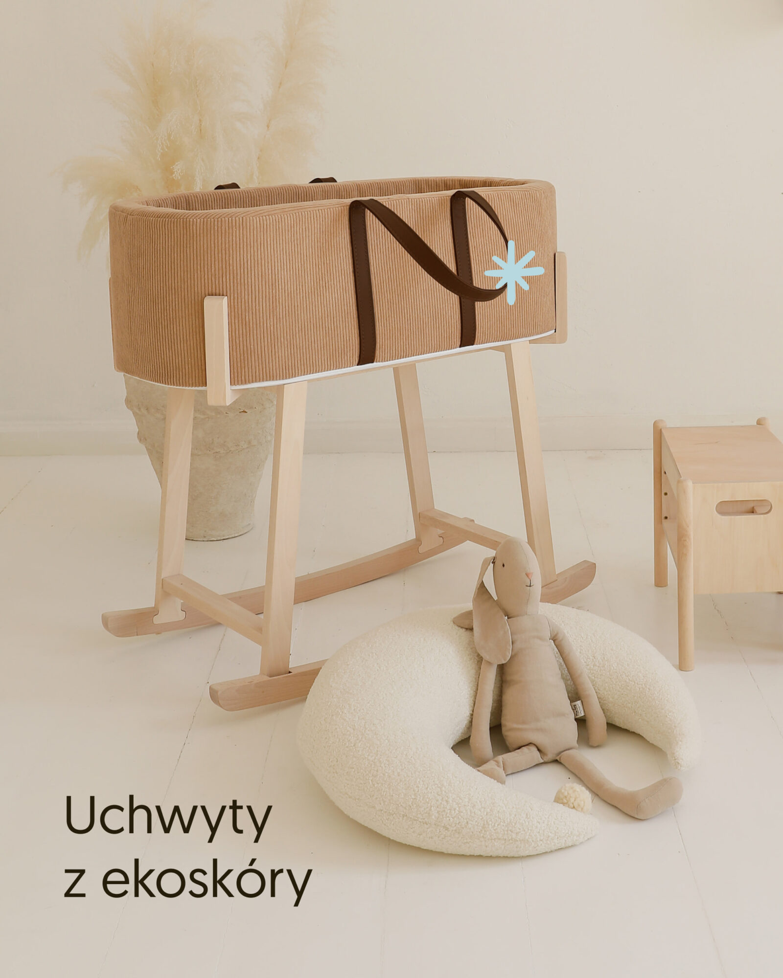 Uchwyty Kosza Mojżesza z ekoskóry, z oznaczeniem ich materiału. Wariant Mocha.