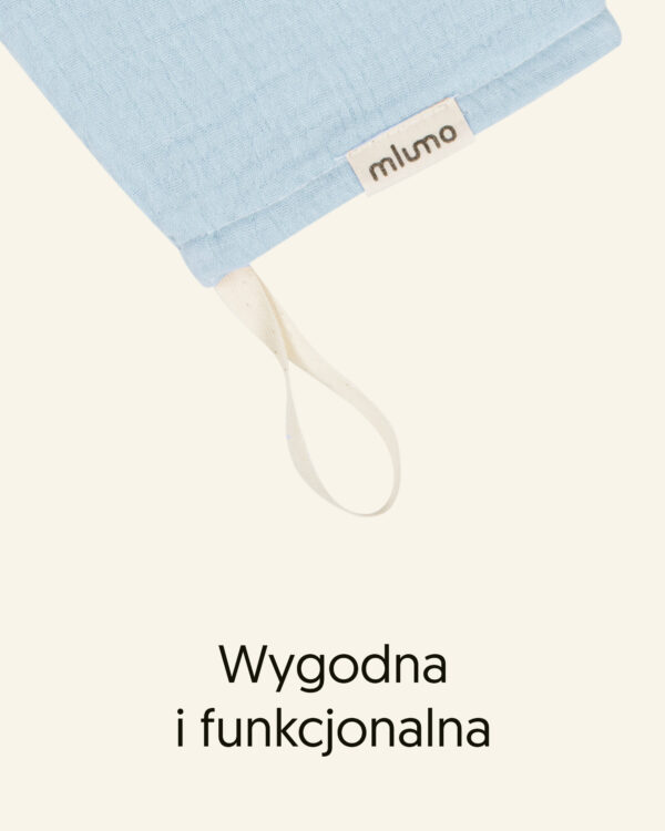 Detal tkaniny i wykończenia produktu: myjka muślinowo-bawełniana błękitna Mlumo.
