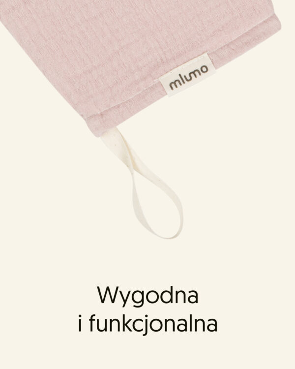 Detal tkaniny i wykończenia produktu: myjka muślinowo-bawełniana różowa Mlumo.
