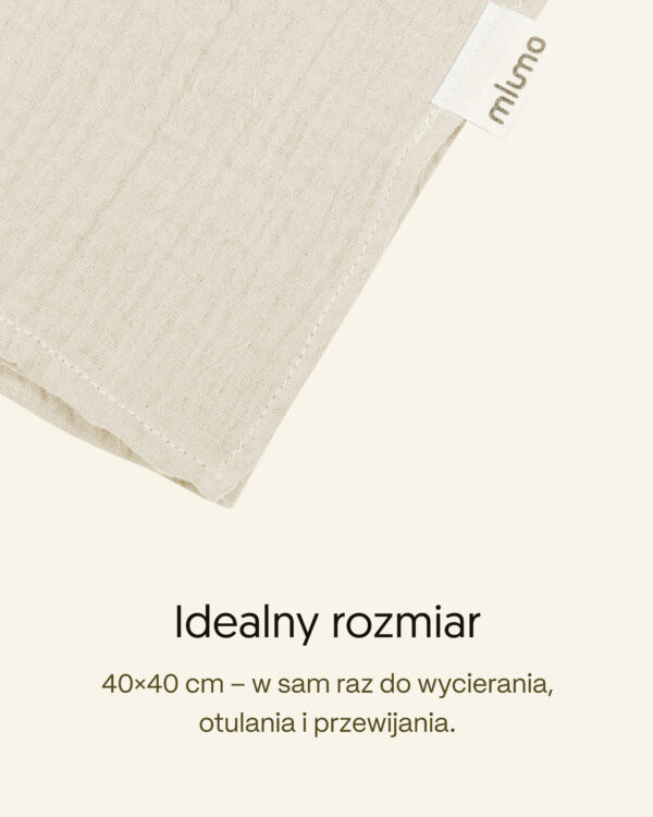 Zbliżenie pieluszki muślinowej w kolorze beżowym, metka Mlumo i napis „Idealny rozmiar 40×40 cm”.