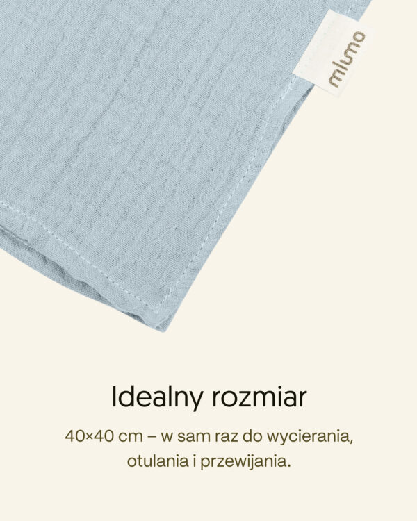 Zbliżenie pieluszki muślinowej w kolorze błękitnym, metka Mlumo i napis „Idealny rozmiar 40×40 cm”.