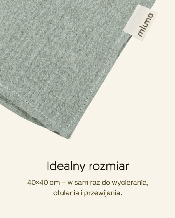 Zbliżenie pieluszki muślinowej w kolorze miętowym, metka Mlumo i napis „Idealny rozmiar 40×40 cm”.