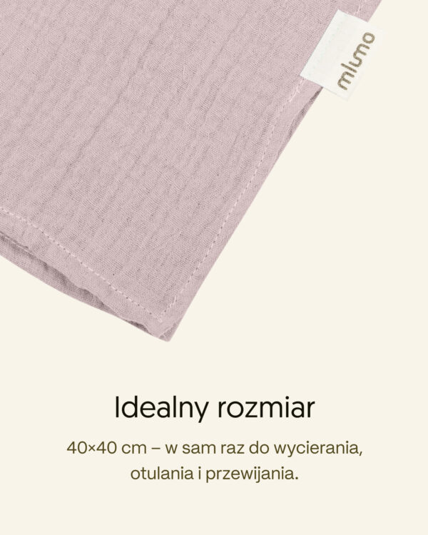 Zbliżenie pieluszki muślinowej w kolorze różowym, metka Mlumo i napis „Idealny rozmiar 40×40 cm”.