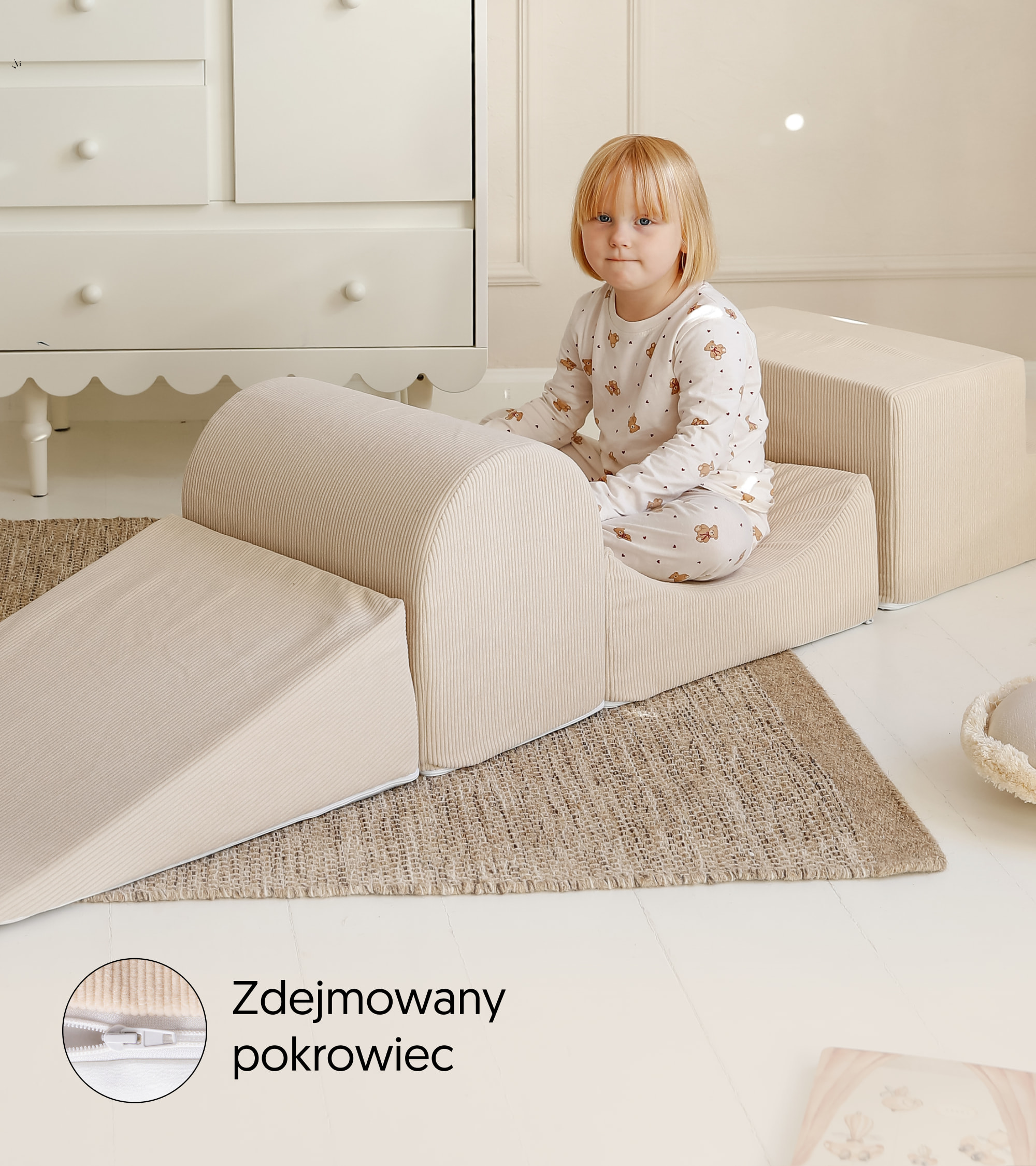 Dziecko na piankowym placu zabaw Alto Cream w kremowym sztruksie oraz zbliżenie zamka zdejmowanego pokrowca.