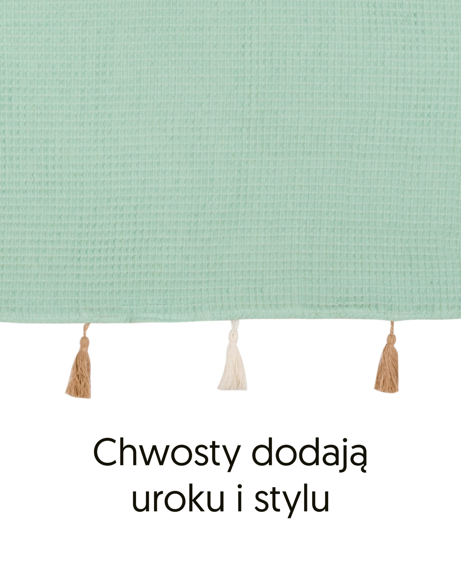 Brzeg poncza z bawełny waflowej w kolorze miętowym i ozdobne chwosty, z podpisem „Chwosty dodają uroku i stylu”.