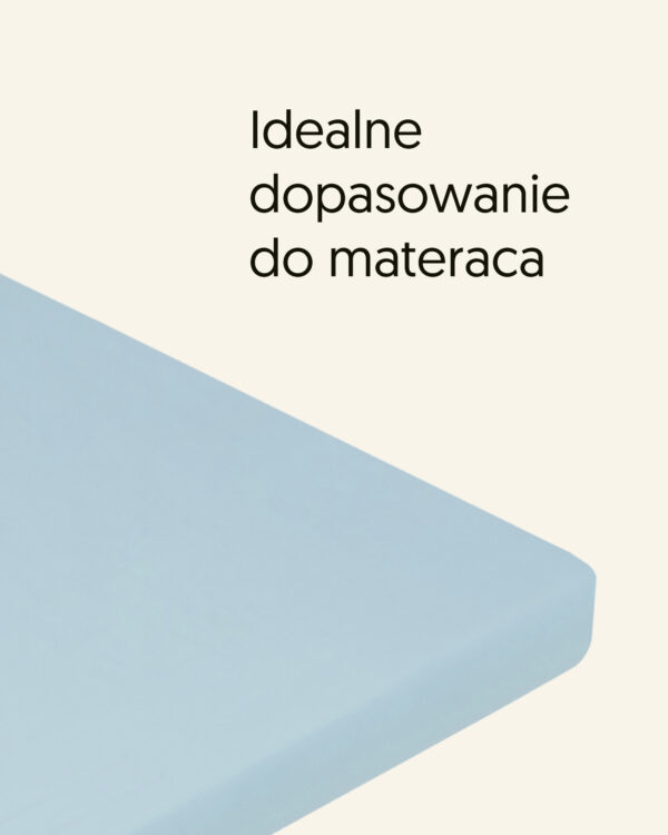 Prześcieradło w kolorze błękitnym na rogu materaca, z napisem „Idealne dopasowanie do materaca”.