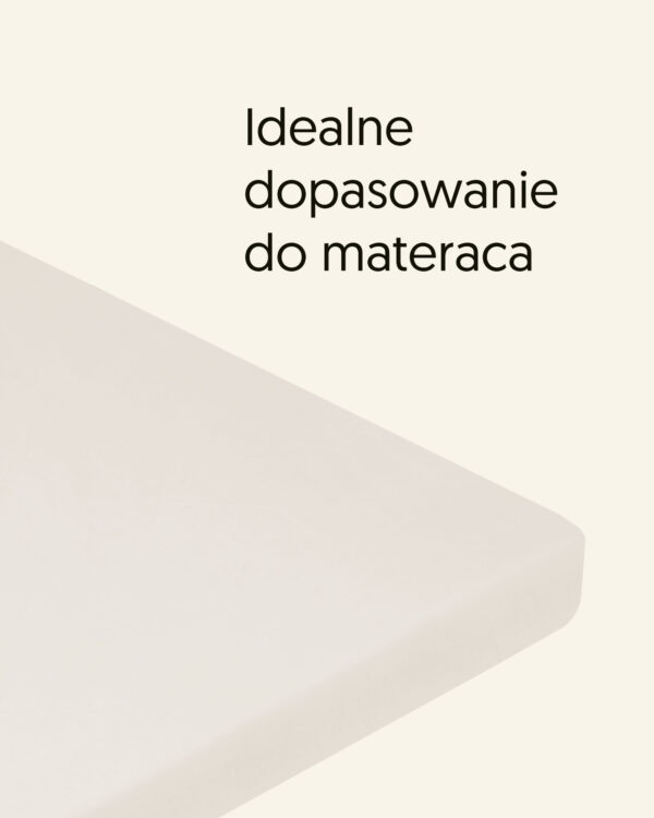 Prześcieradło w kolorze naturalnym na rogu materaca, z napisem „Idealne dopasowanie do materaca”.