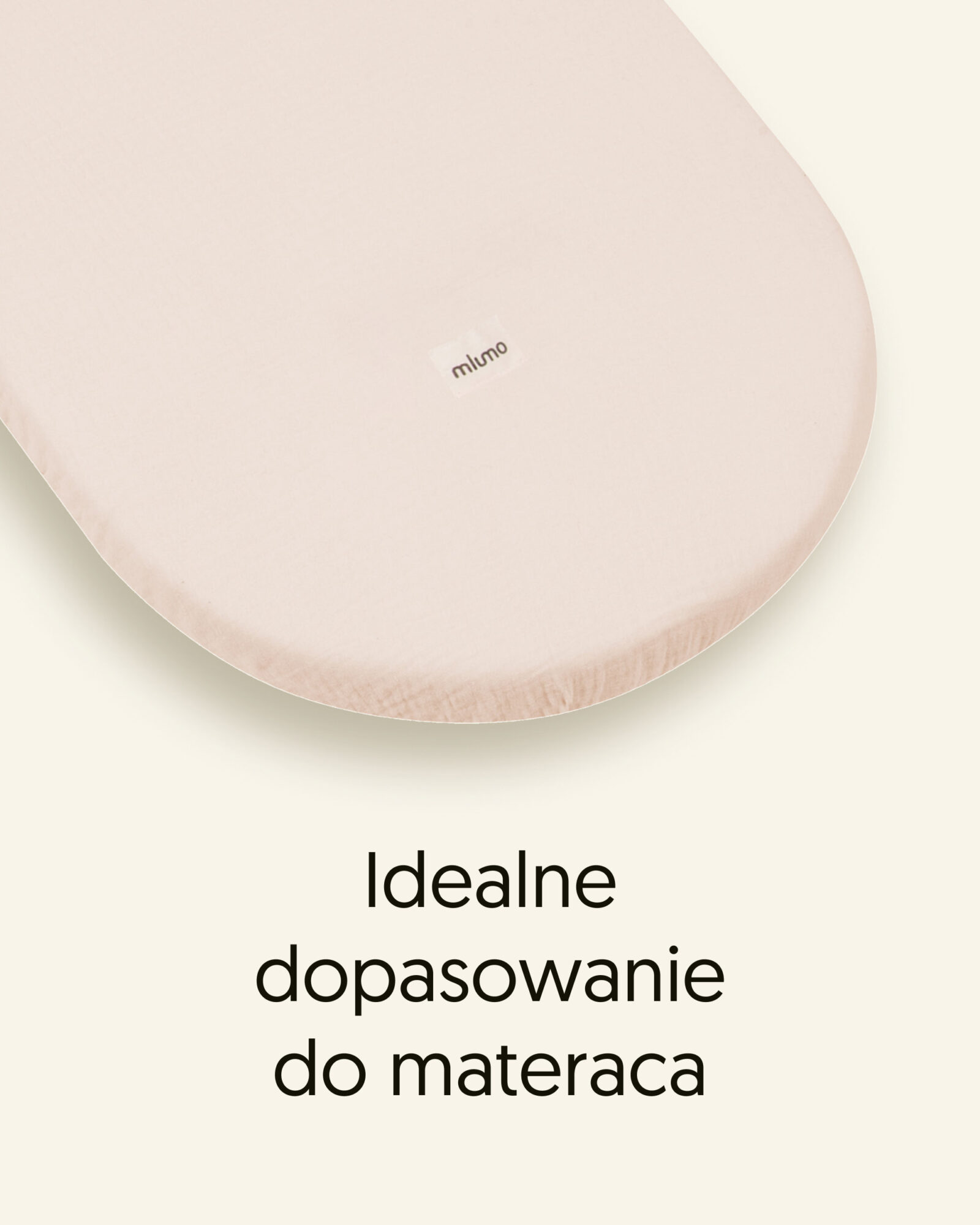 Owalny materacyk z prześcieradłem w kolorze naturalnym i napisem „Idealne dopasowanie do materaca”.