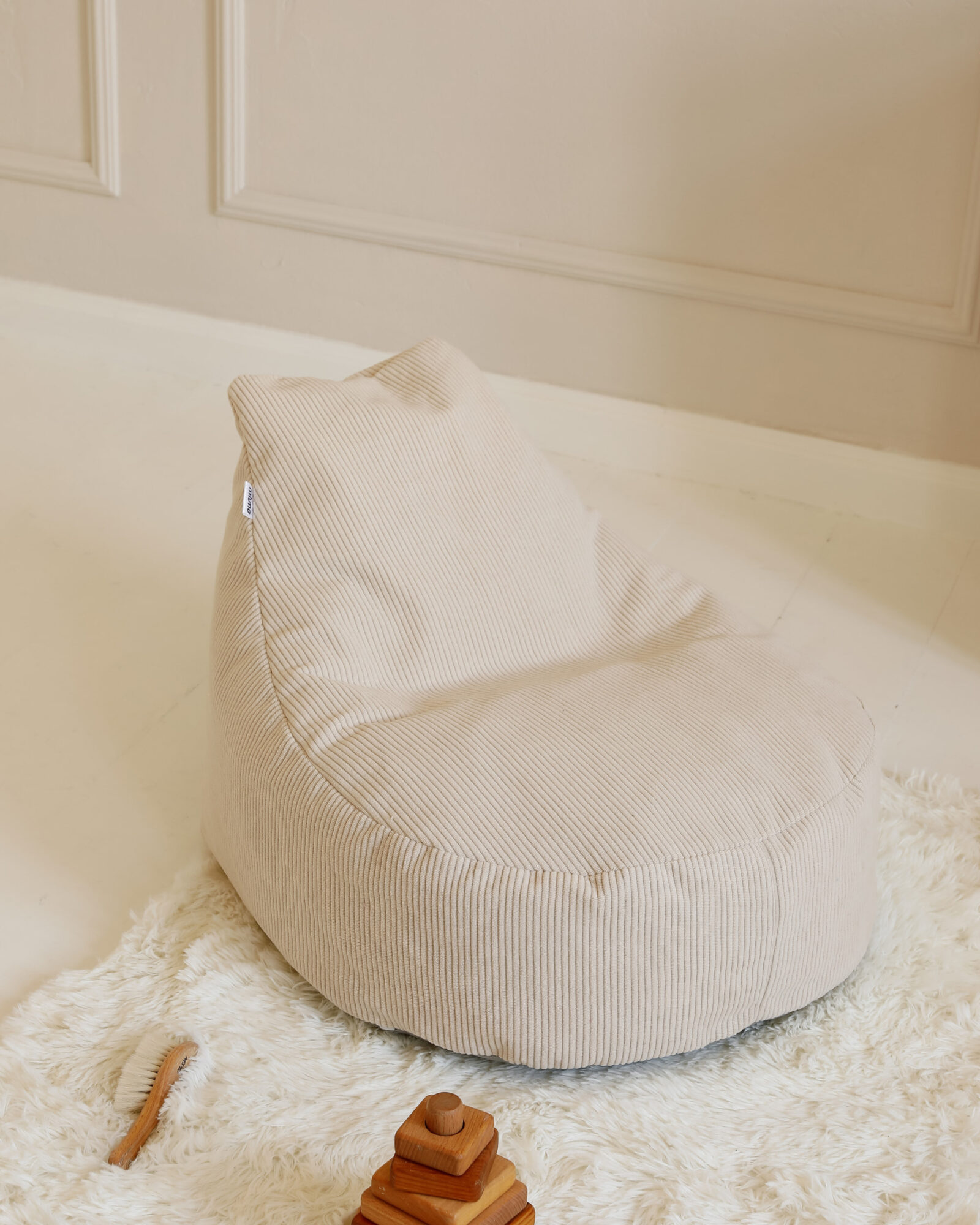Pufa w domowym wnętrzu. Pufa Bean Bag Cream.