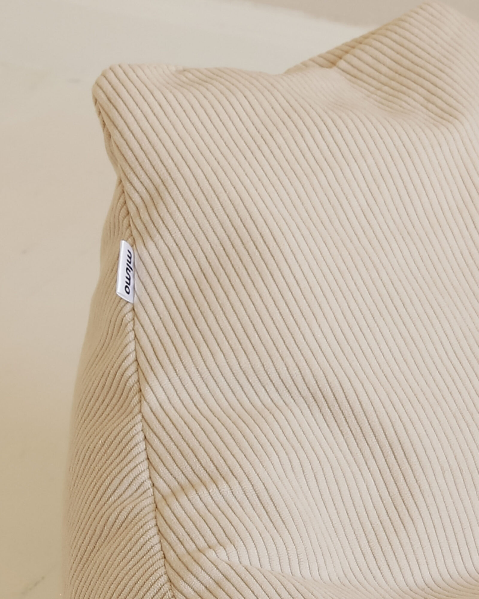 Zbliżenie produktu w domowej aranżacji. Pufa Bean Bag Cream.