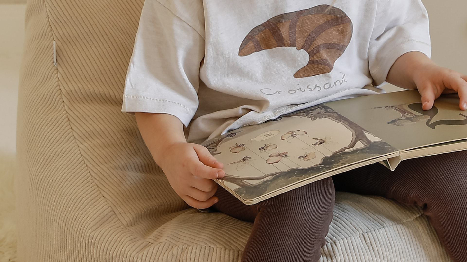 Pufa ilustrująca wygodne siedzisko z oparciem. Pufa Bean Bag Cream.