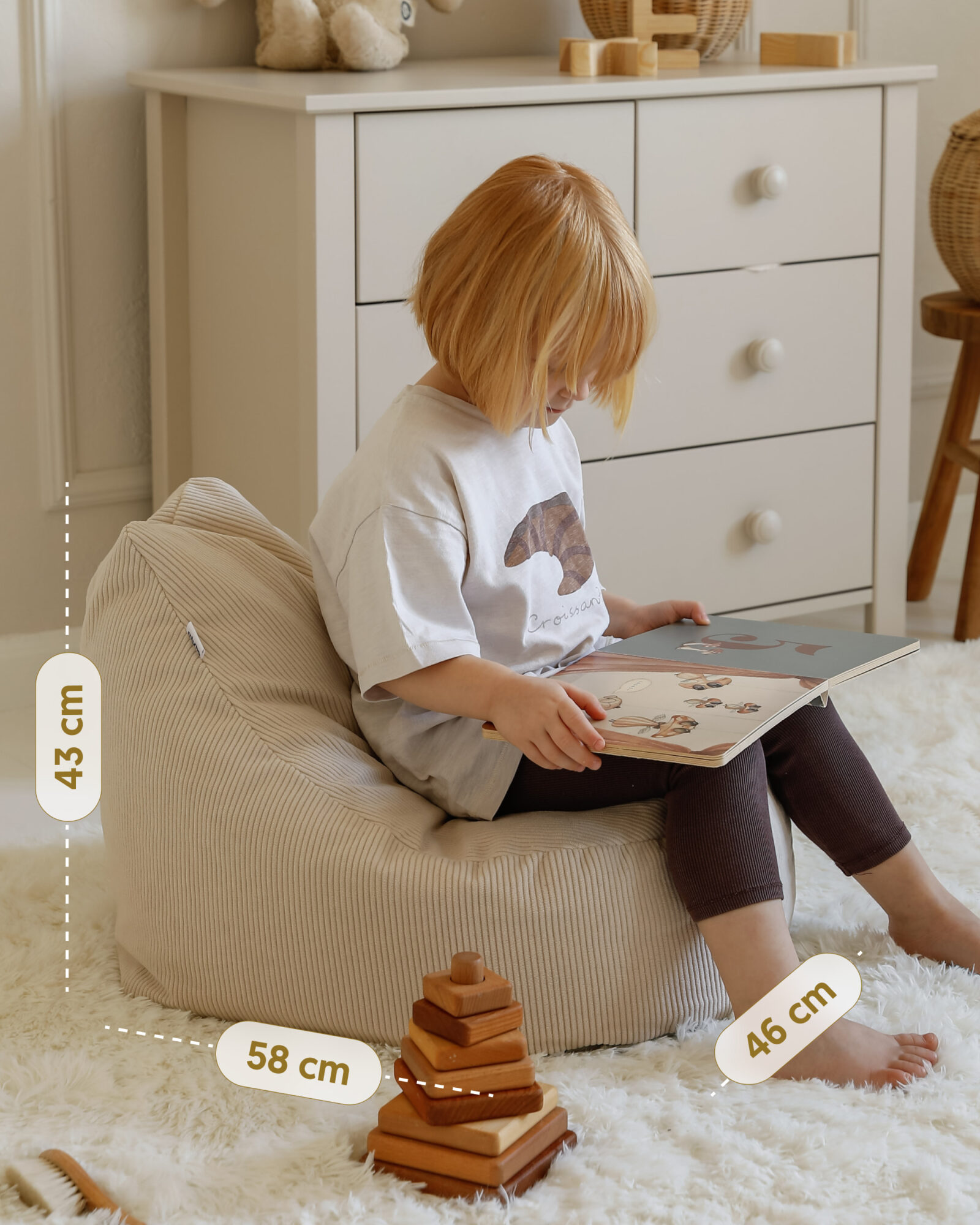 Pufa z oznaczeniem wymiarów: długość 58 cm, szerokość 46 cm i wysokość 43 cm. Pufa Bean Bag Cream.