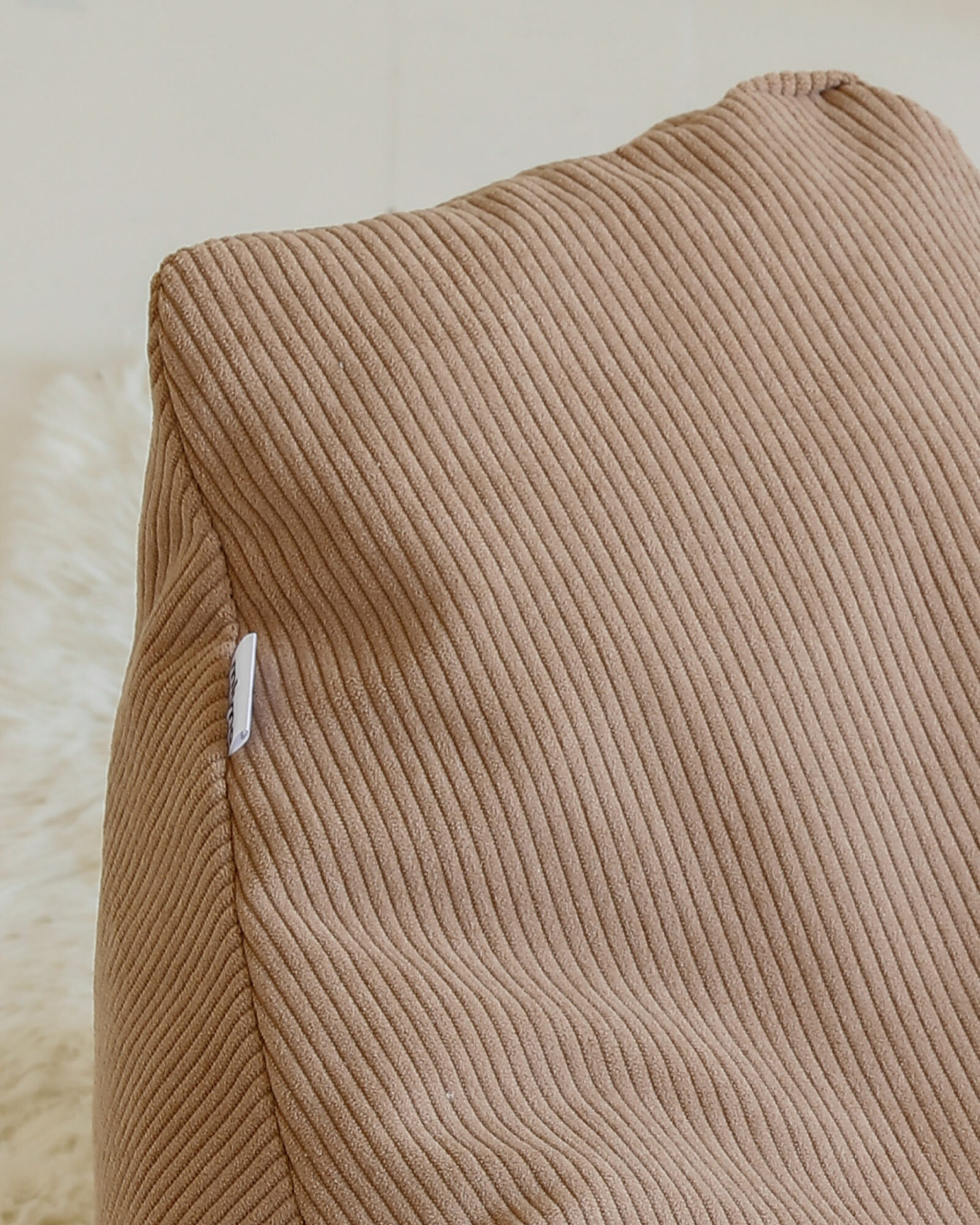 Zbliżenie produktu w domowej aranżacji. Pufa Bean Bag Mocha.