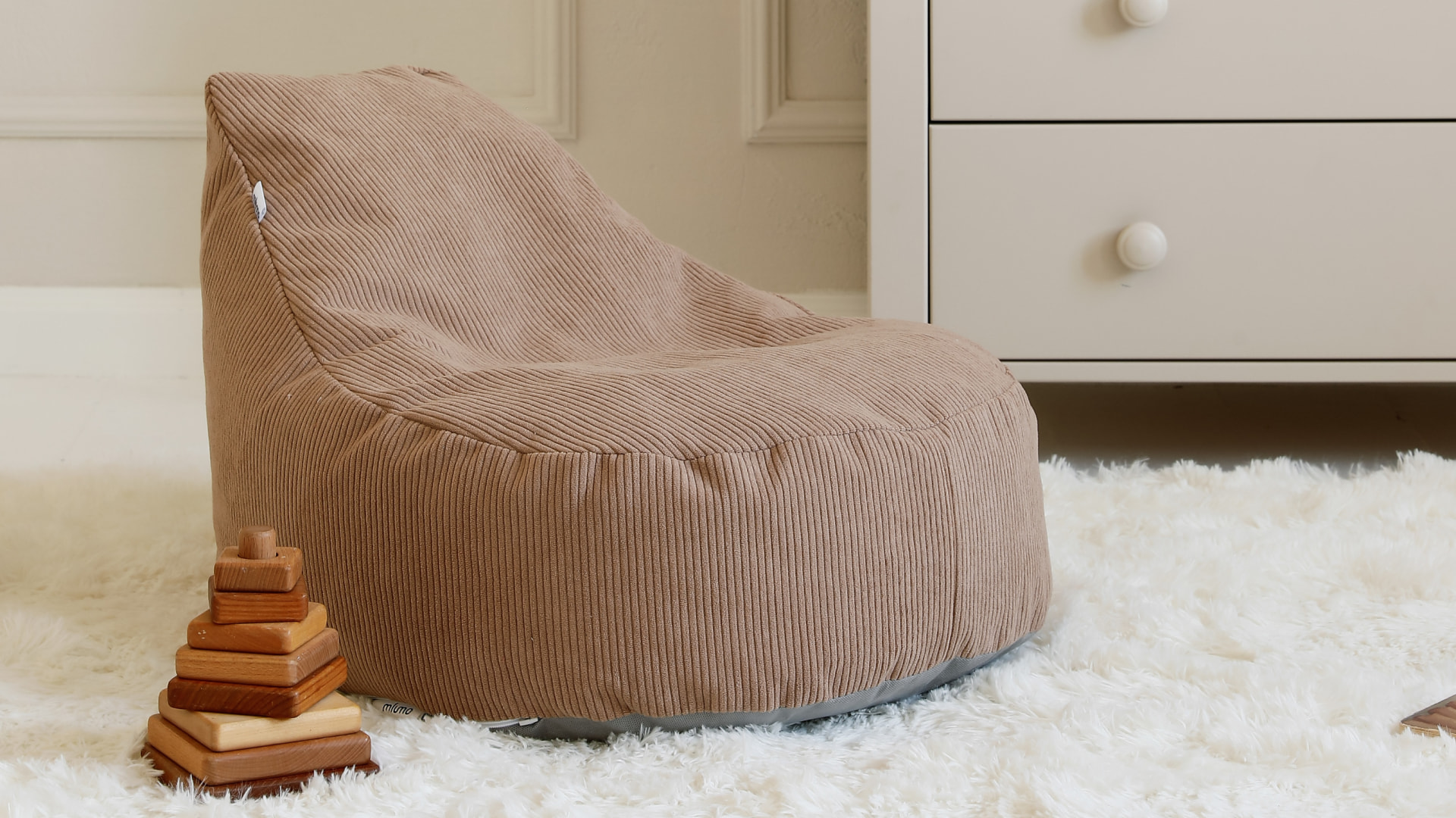 Pufa ilustrująca wygodne siedzisko z oparciem. Pufa Bean Bag Mocha.