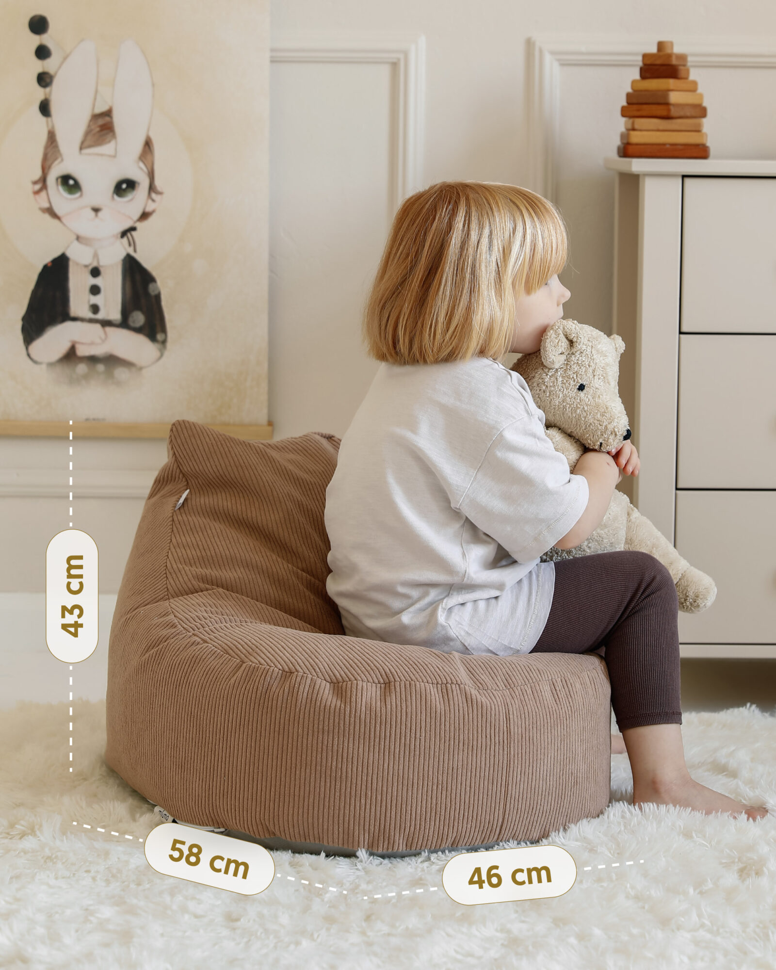 Pufa z oznaczeniem wymiarów: długość 58 cm, szerokość 46 cm i wysokość 43 cm. Pufa Bean Bag Mocha.