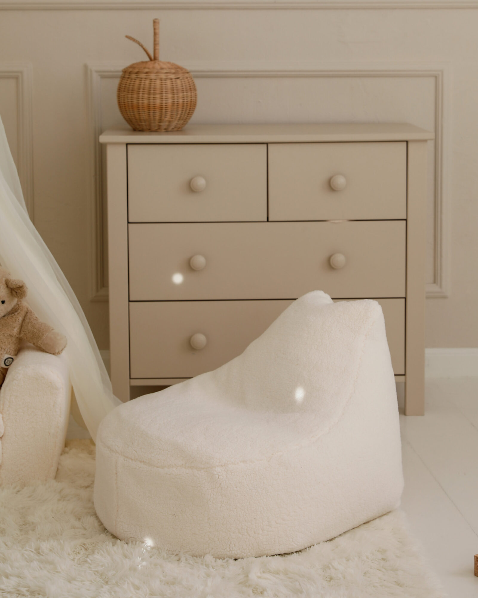 Pufa w domowym wnętrzu. Pufa Bean Bag Teddy Cloud.