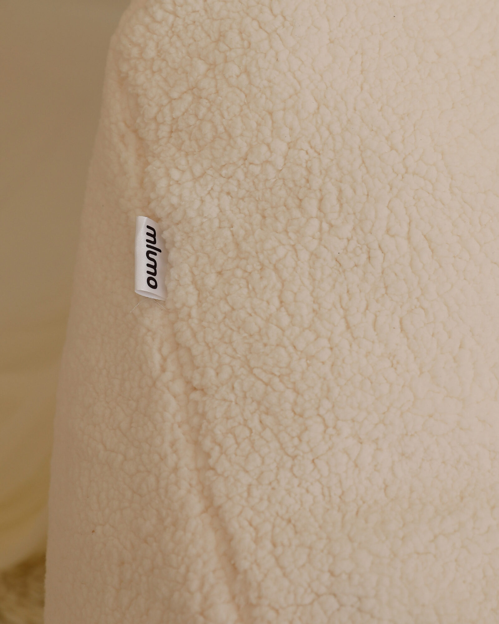 Zbliżenie produktu w domowej aranżacji. Pufa Bean Bag Teddy Cloud.