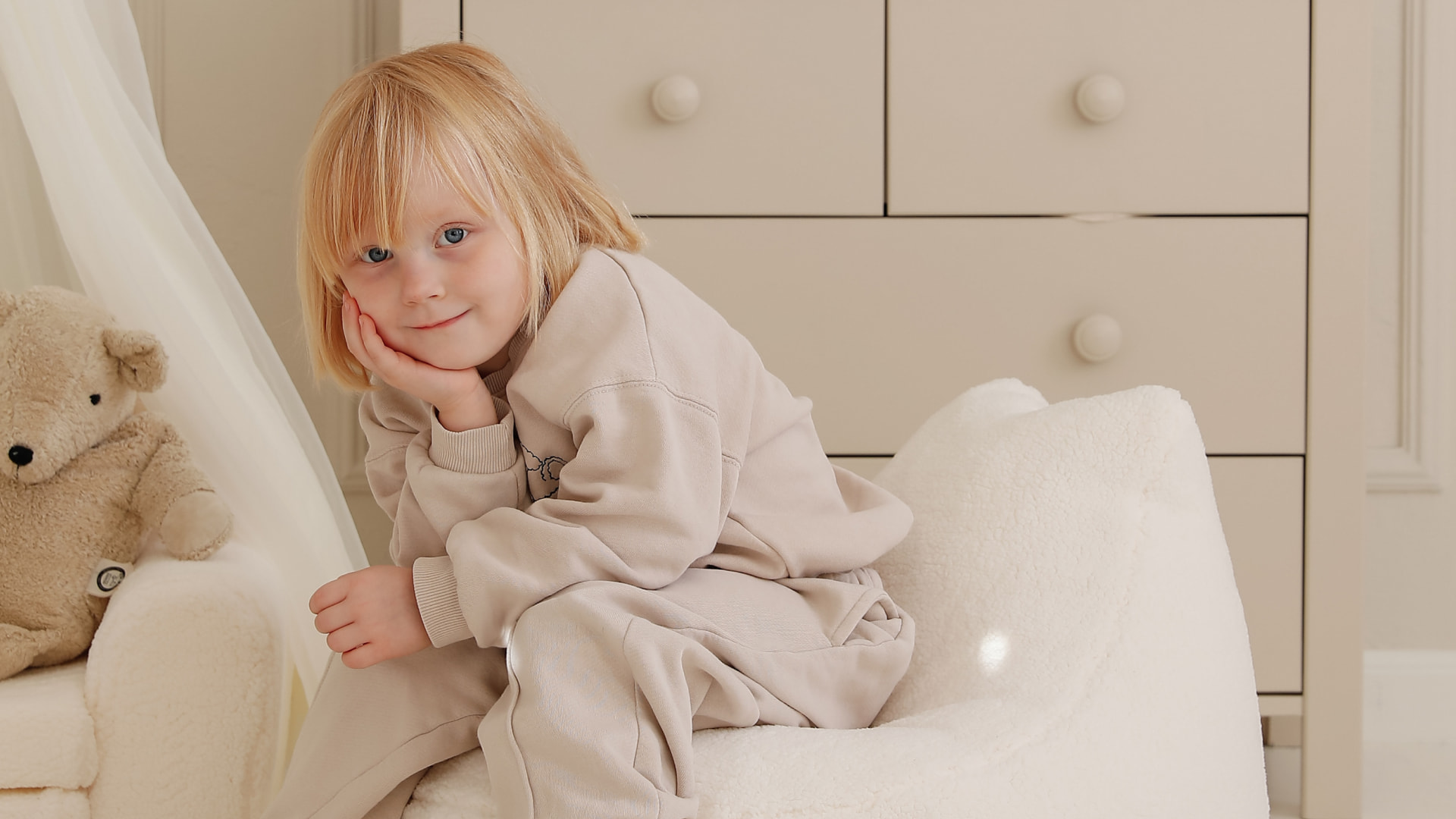 Pufa z niskim przodem siedziska. Pufa Bean Bag Teddy Cloud.