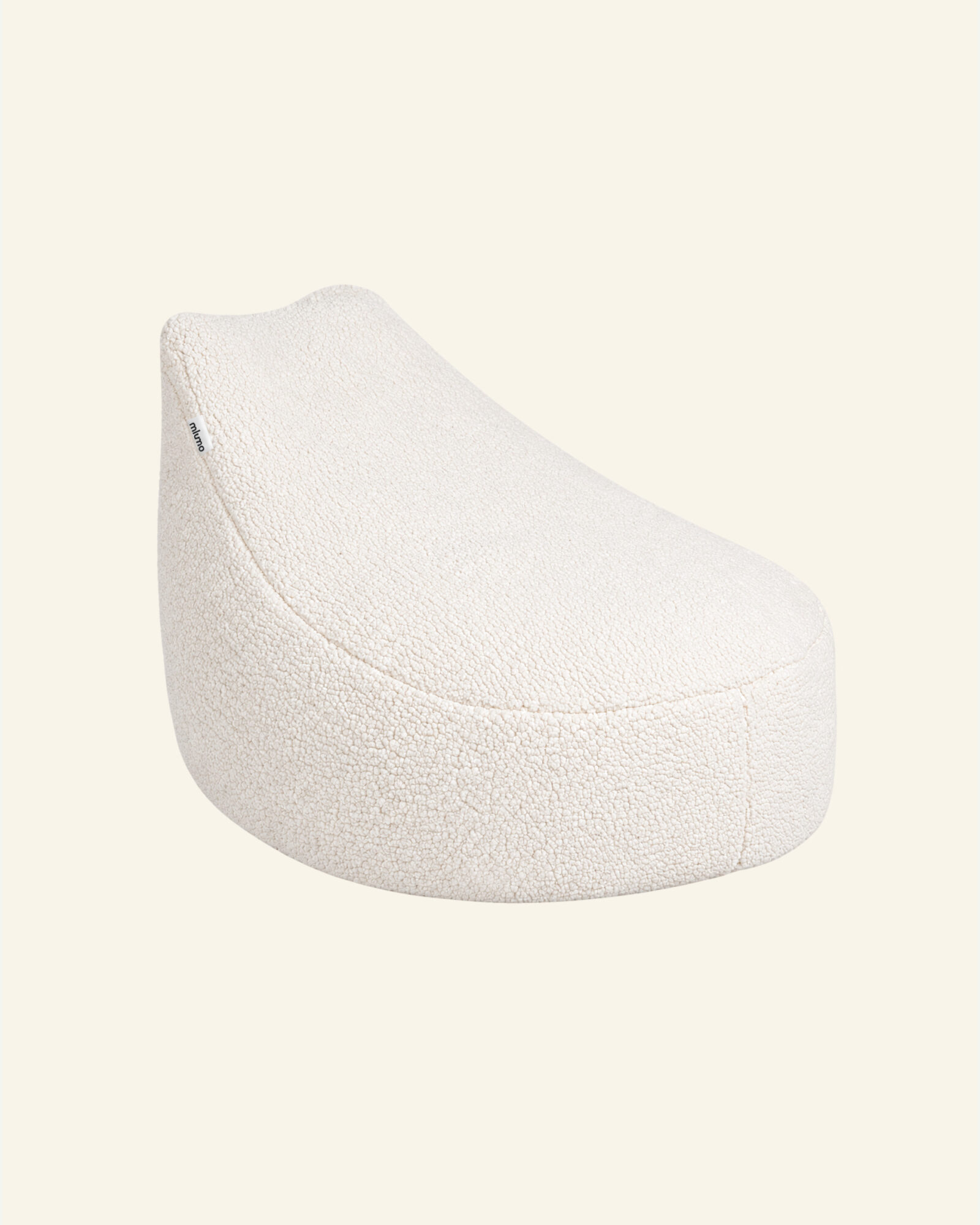Pufa na jasnym tle. Pufa Bean Bag Teddy Cloud.