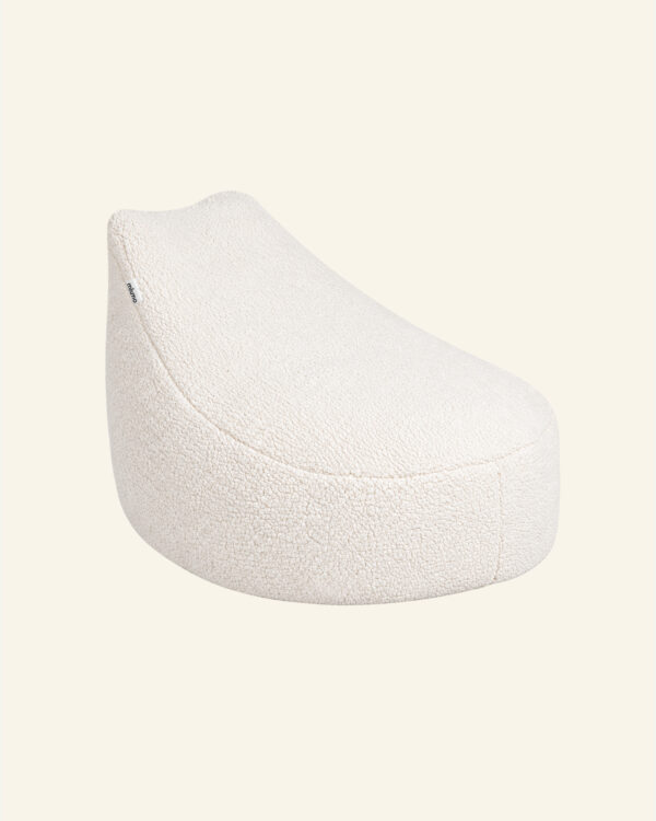 Pufa na jasnym tle. Pufa Bean Bag Teddy Cloud.