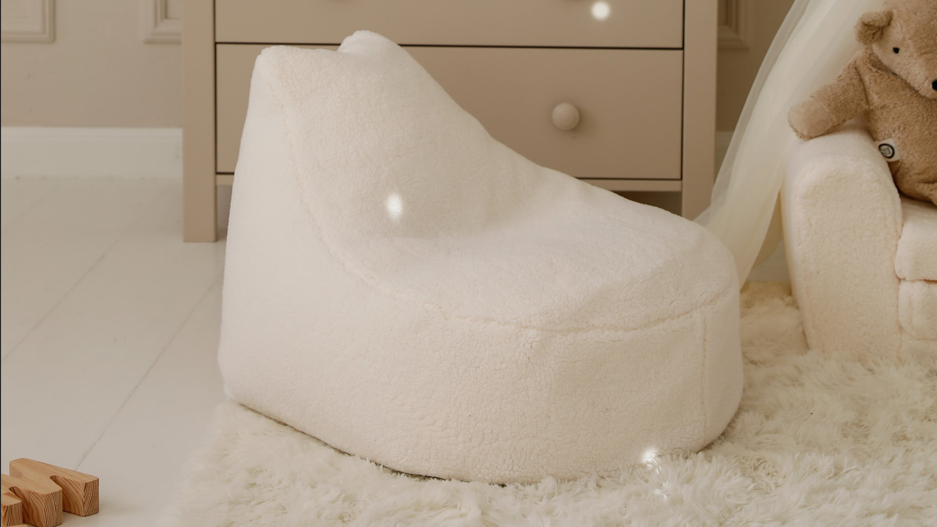 Pufa ilustrująca wygodne siedzisko z oparciem. Pufa Bean Bag Teddy Cloud.