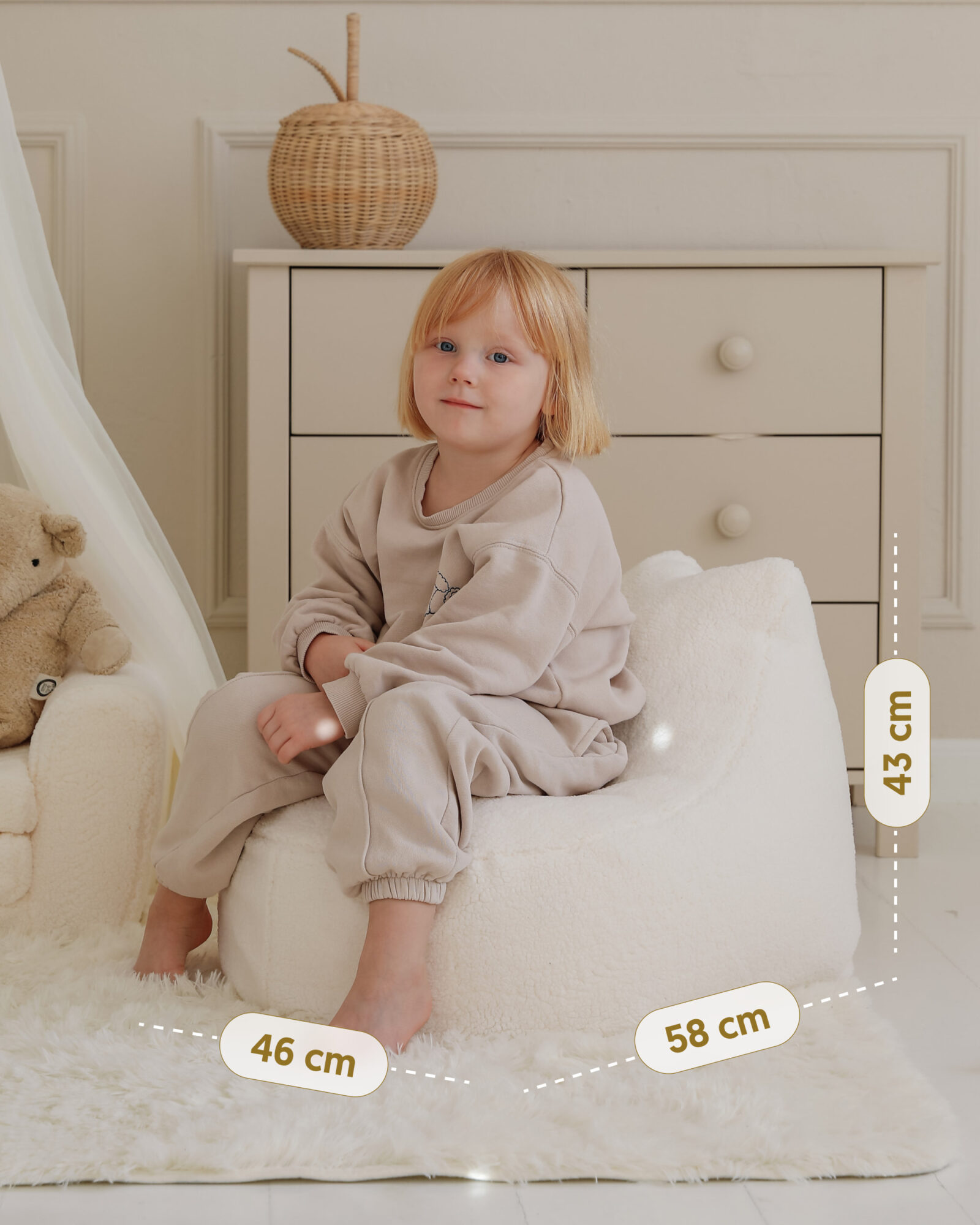 Pufa z oznaczeniem wymiarów: długość 58 cm, szerokość 46 cm i wysokość 43 cm. Pufa Bean Bag Teddy Cloud.