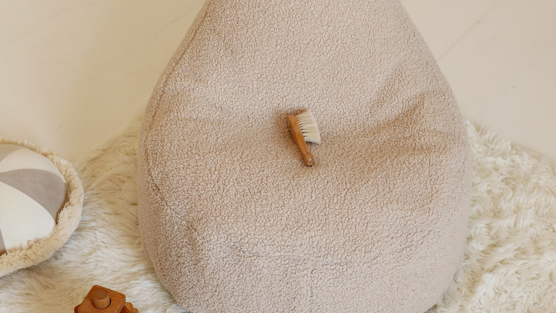 Pufa w codziennym użytkowaniu. Pufa Bean Bag Teddy Latte.