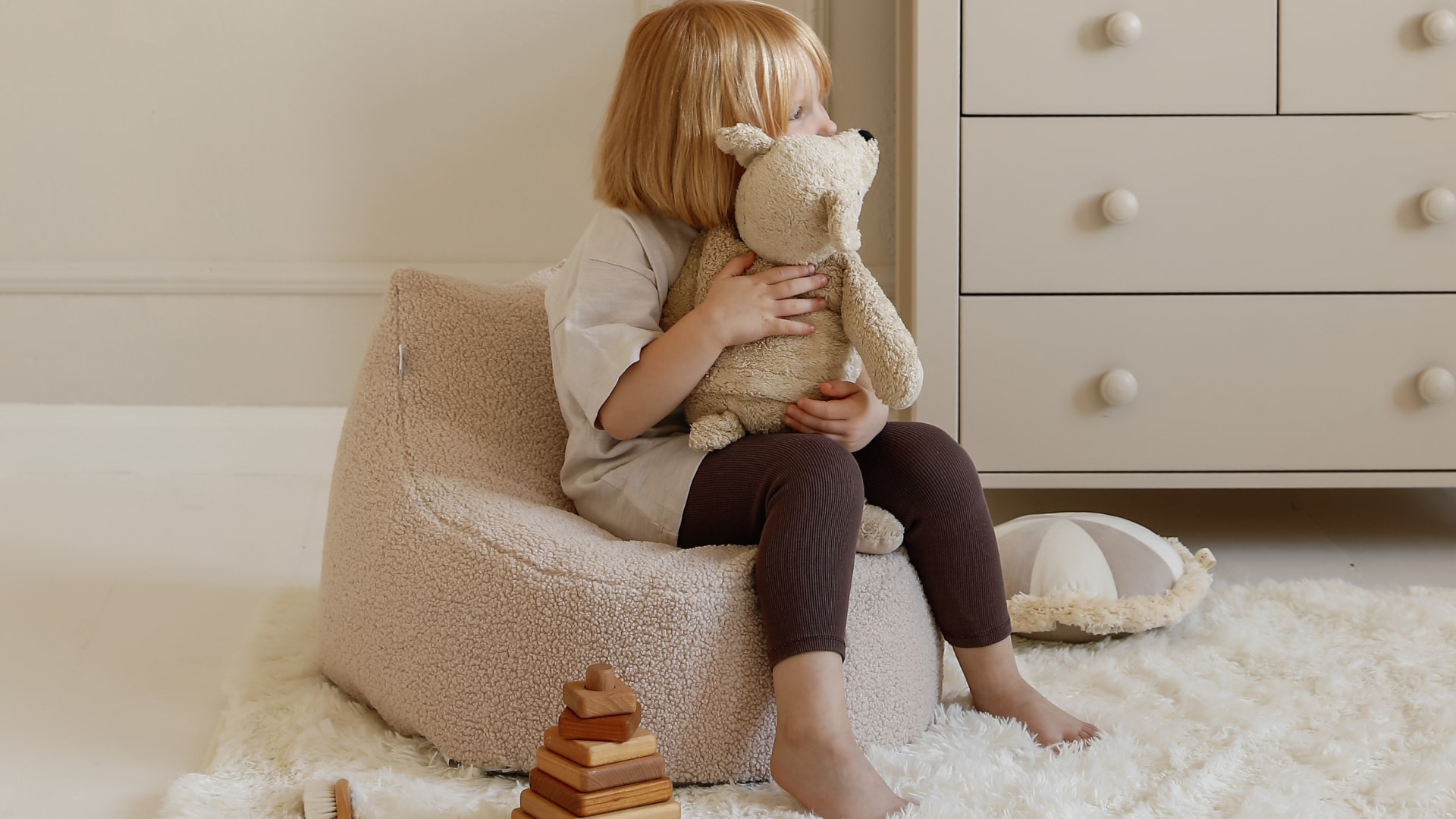 Pufa ilustrująca wygodne siedzisko z oparciem. Pufa Bean Bag Teddy Latte.