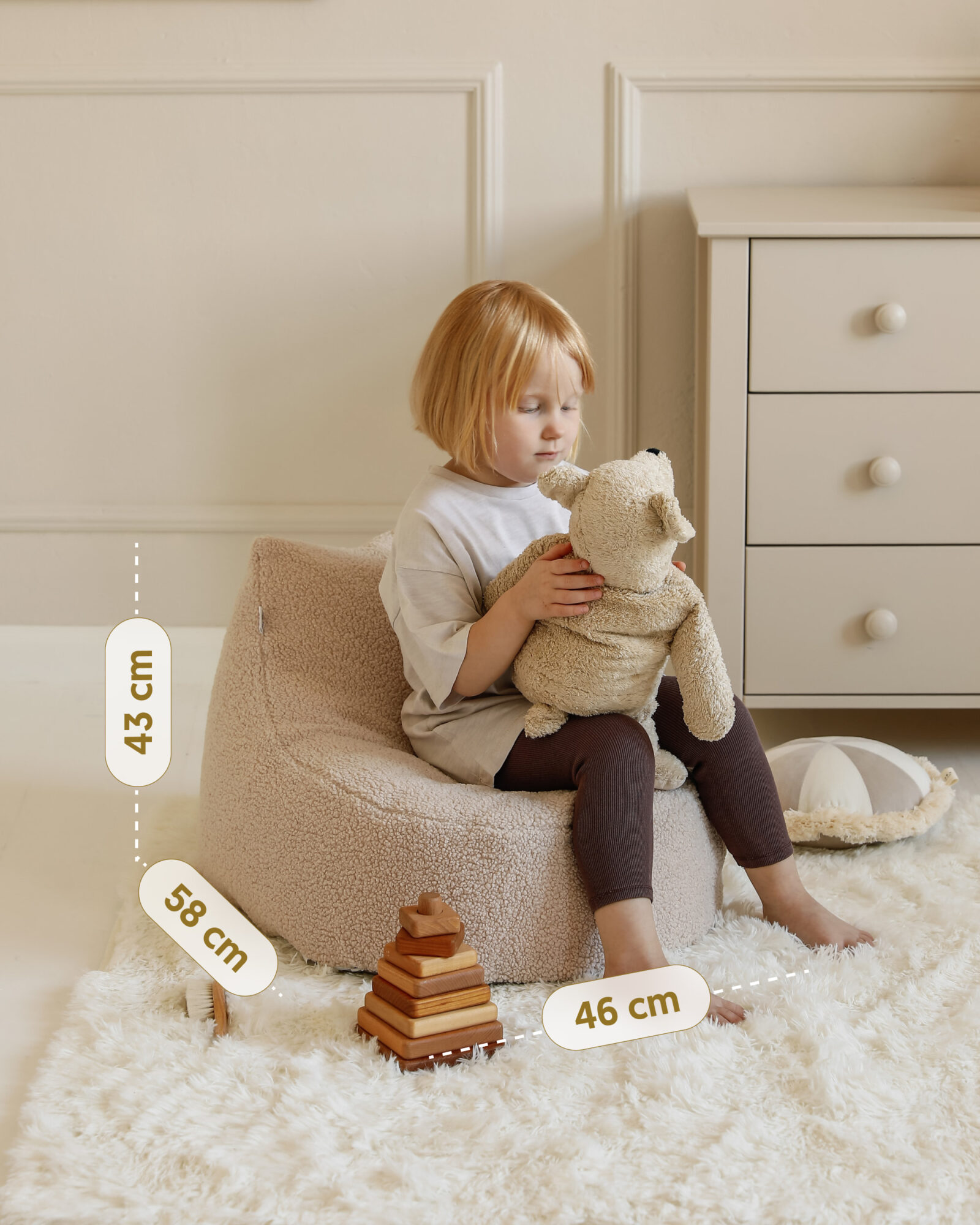Pufa z oznaczeniem wymiarów: długość 58 cm, szerokość 46 cm i wysokość 43 cm. Pufa Bean Bag Teddy Latte.