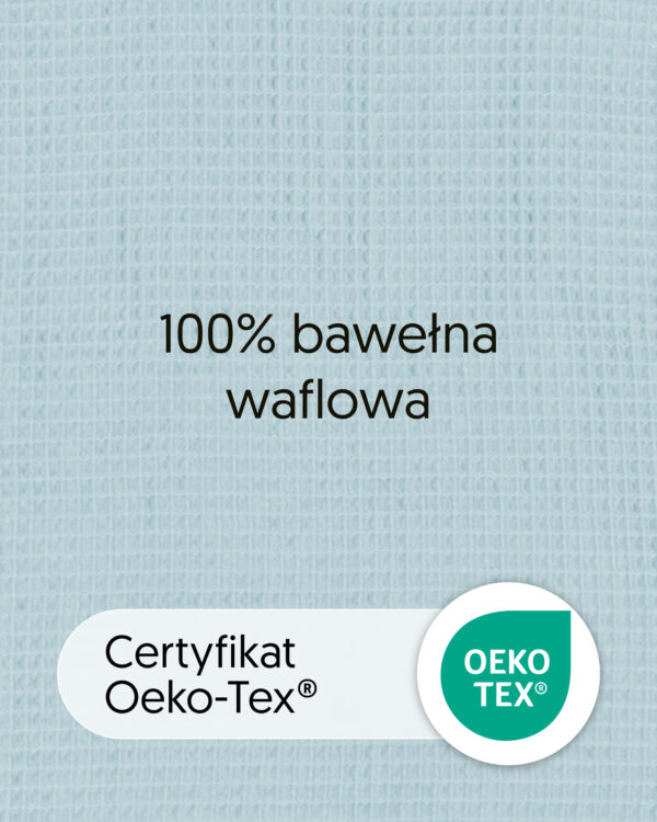 Zbliżenie bawełny waflowej w kolorze błękitnym z tekstem „100% bawełna waflowa” i oznaczeniem OEKO-TEX.
