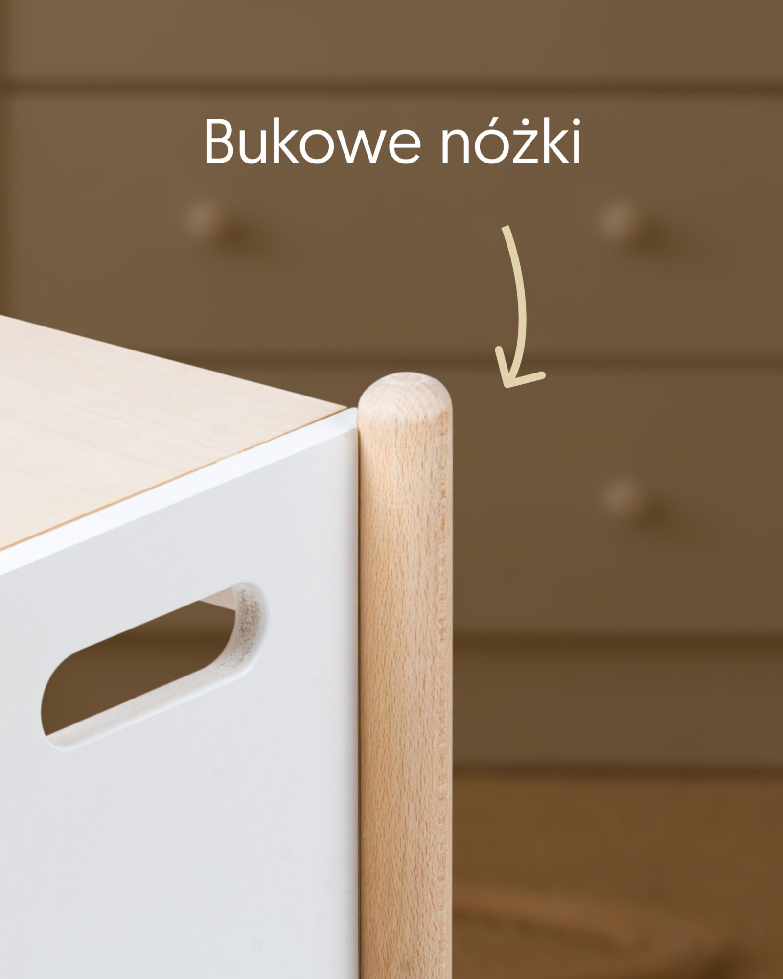 Zbliżenie bukowej nogi i bocznego uchwytu stołka w kolorze białym, z napisem „Bukowe nóżki”.