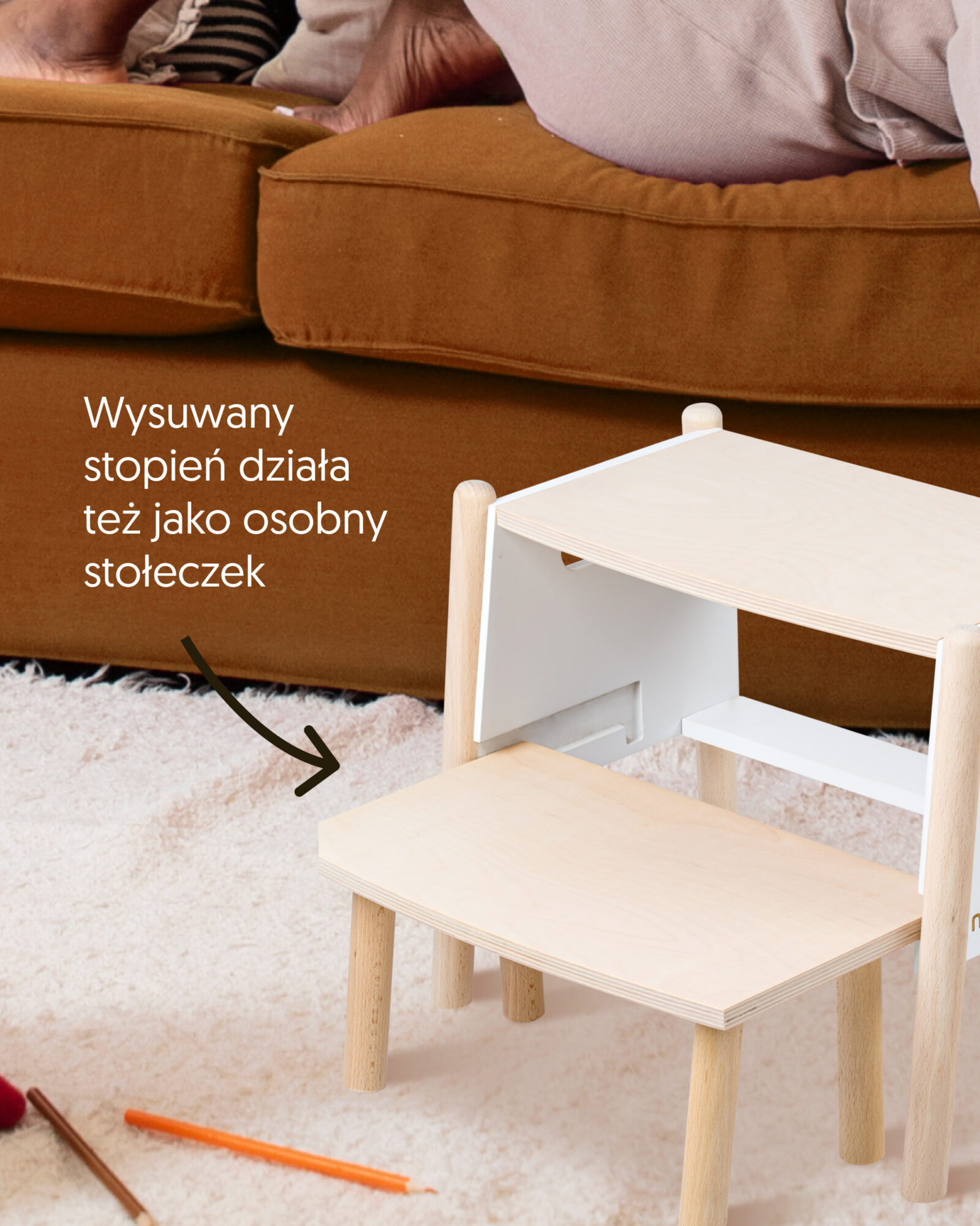 Stołek w kolorze białym z odstawionym dolnym stopniem, pokazany obok sofy, z napisem o funkcji osobnego stołeczka.