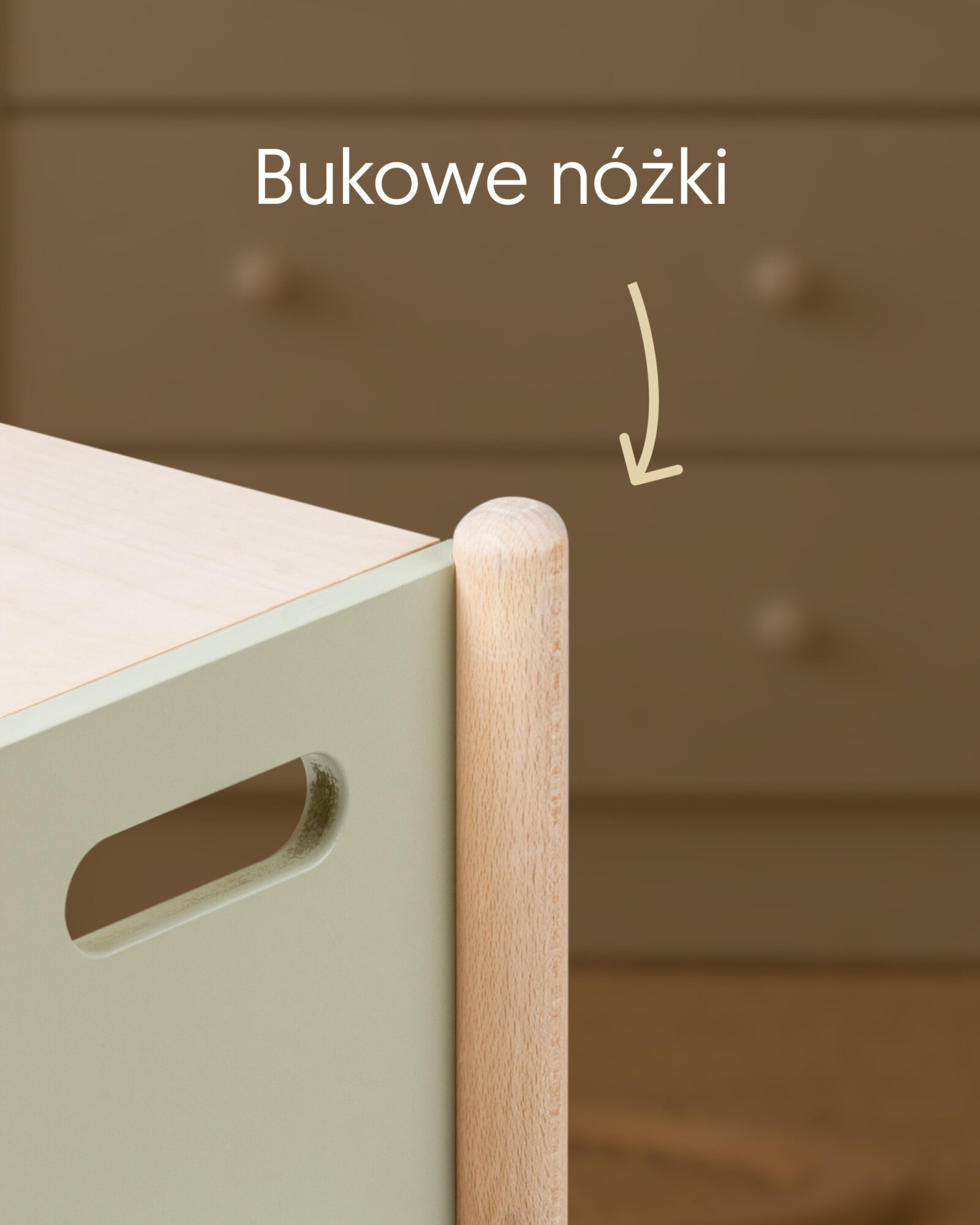 Zbliżenie bukowej nogi i bocznego uchwytu stołka w kolorze łąkowym, z napisem „Bukowe nóżki”.