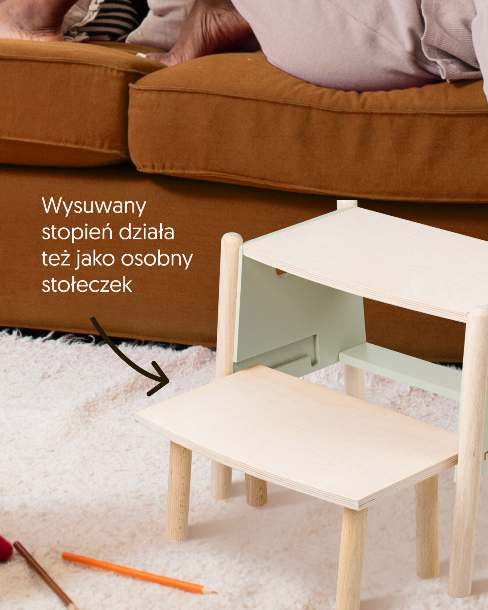 Stołek w kolorze łąkowym z odstawionym dolnym stopniem, pokazany obok sofy, z napisem o funkcji osobnego stołeczka.