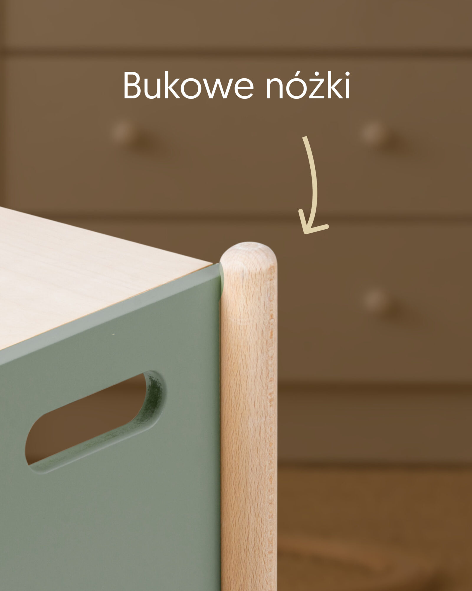 Zbliżenie bukowej nogi i bocznego uchwytu stołka w kolorze oliwkowym, z napisem „Bukowe nóżki”.